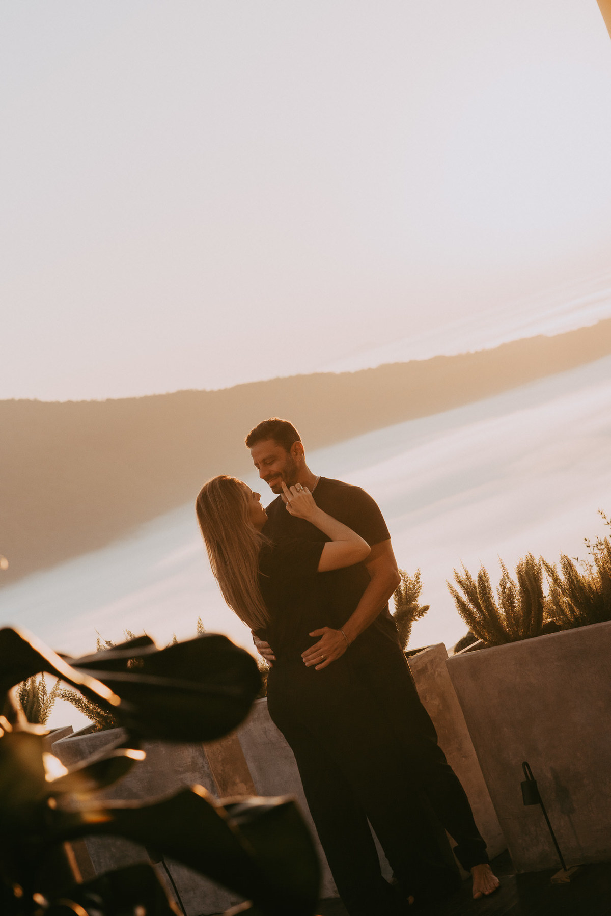 Casal aproveita o nascer do sol em um dos lugares mais incríveis de SC.

