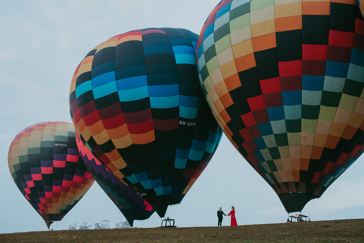 Ensaio fotográfico na Serra do Faxinal com balões ao fundo.