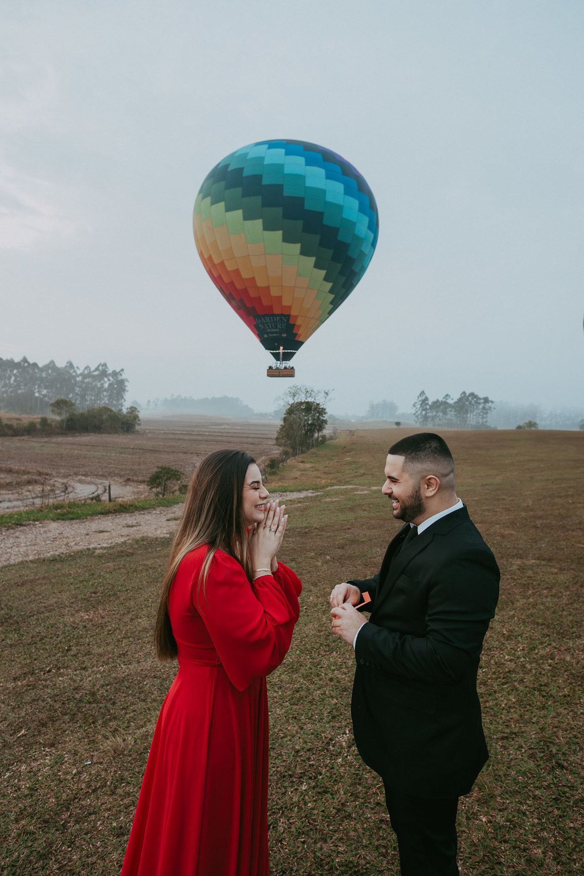 Pedido surpresa planejado durante ensaio pré-casamento.