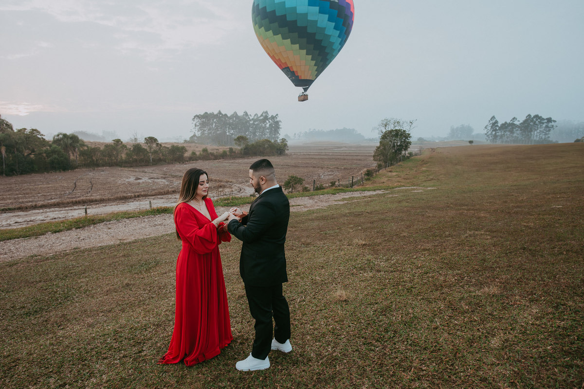 Fotos de casal no alto da serra, com os balões de fundo.
