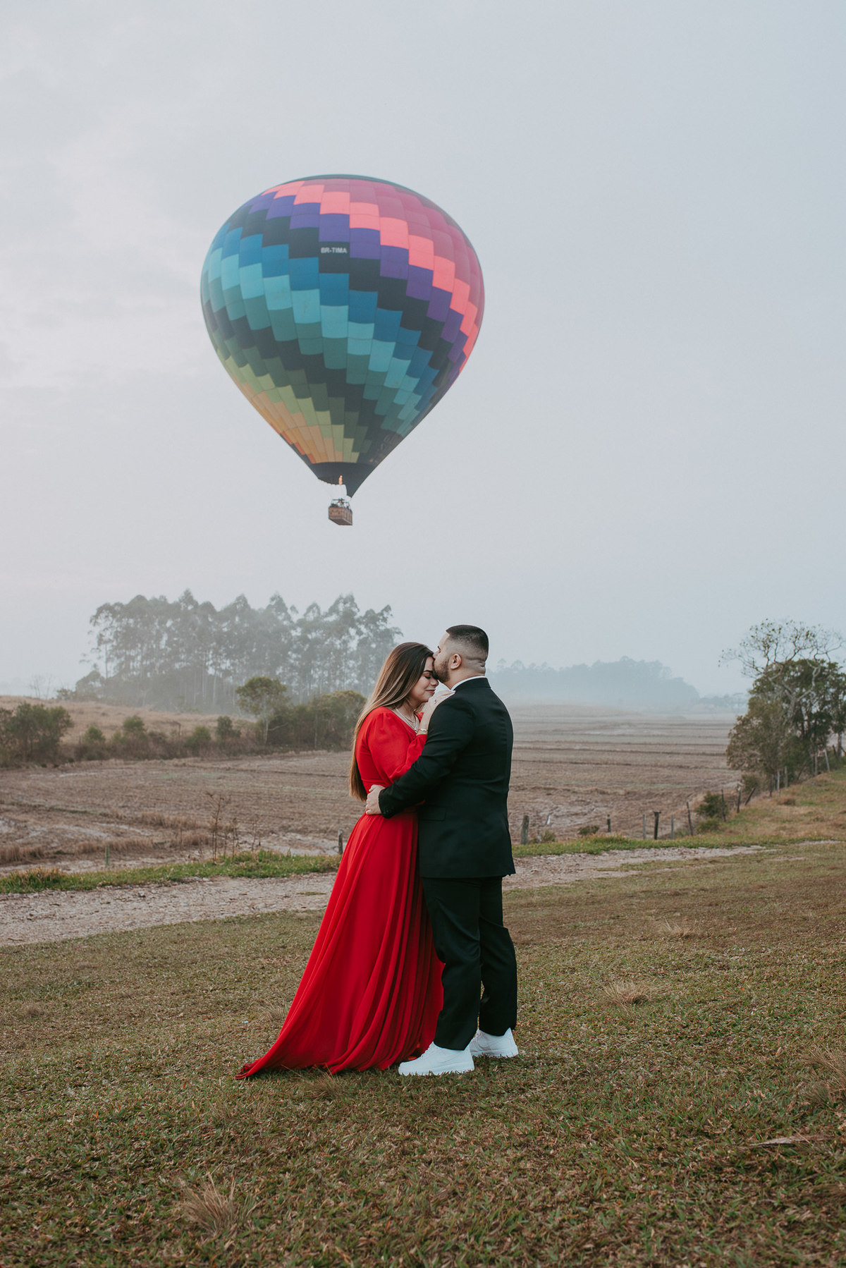 Fotografia de pré-wedding com luz natural e cenário de sonho.