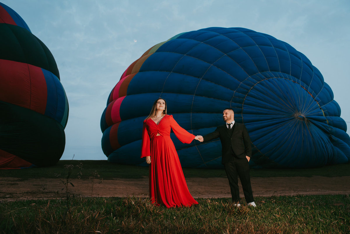 Pedido de casamento surpresa durante o ensaio na decolagem dos balões.