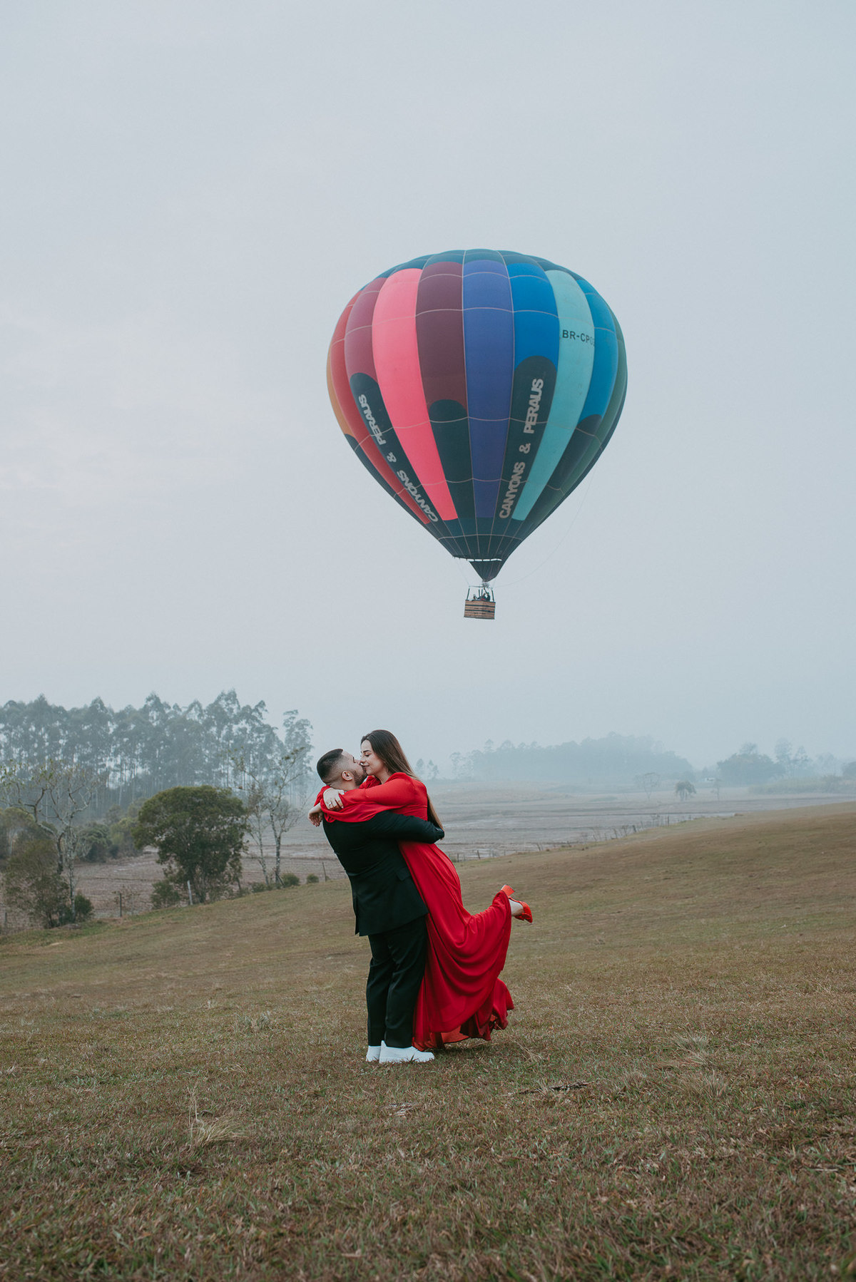 Ensaio pré-wedding em Praia Grande com balões no horizonte.