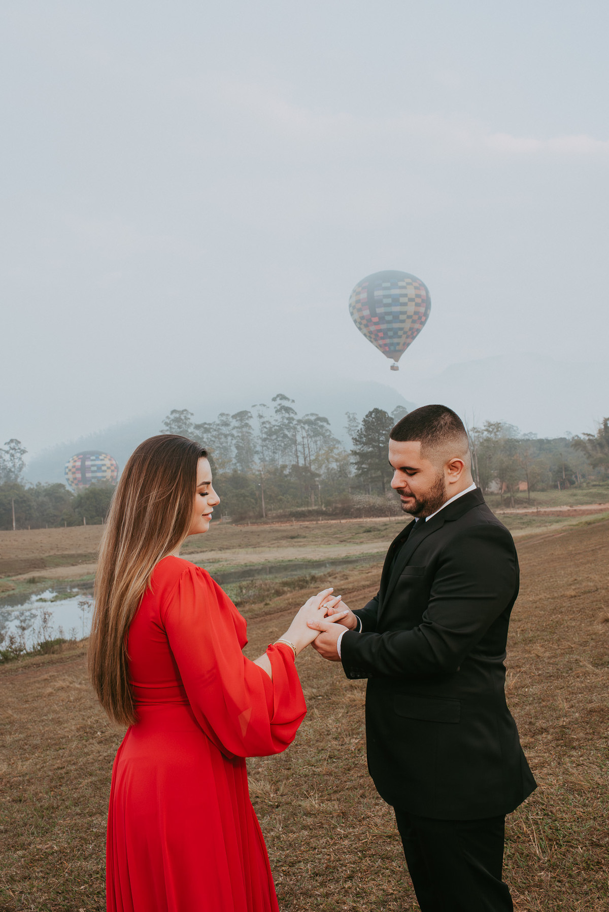 Ensaio fotográfico romântico com balões no céu de SC.