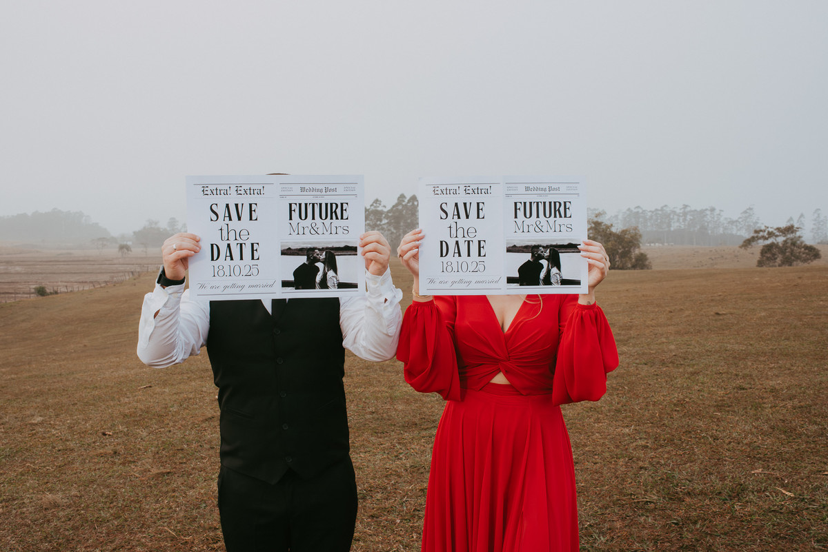 Pedido de casamento fotografado com balões no nascer do sol.