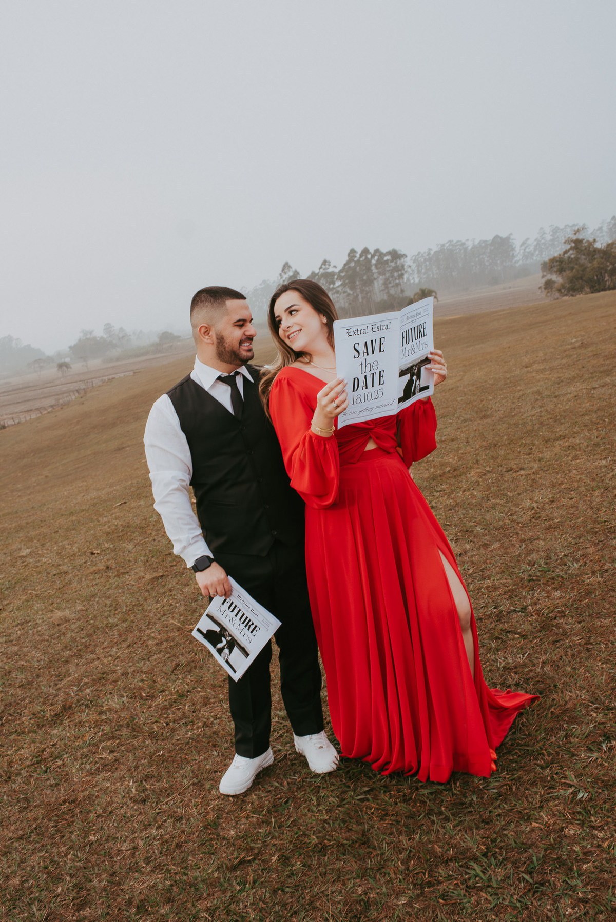 Pré-wedding com balões em Praia Grande e clima de romance.