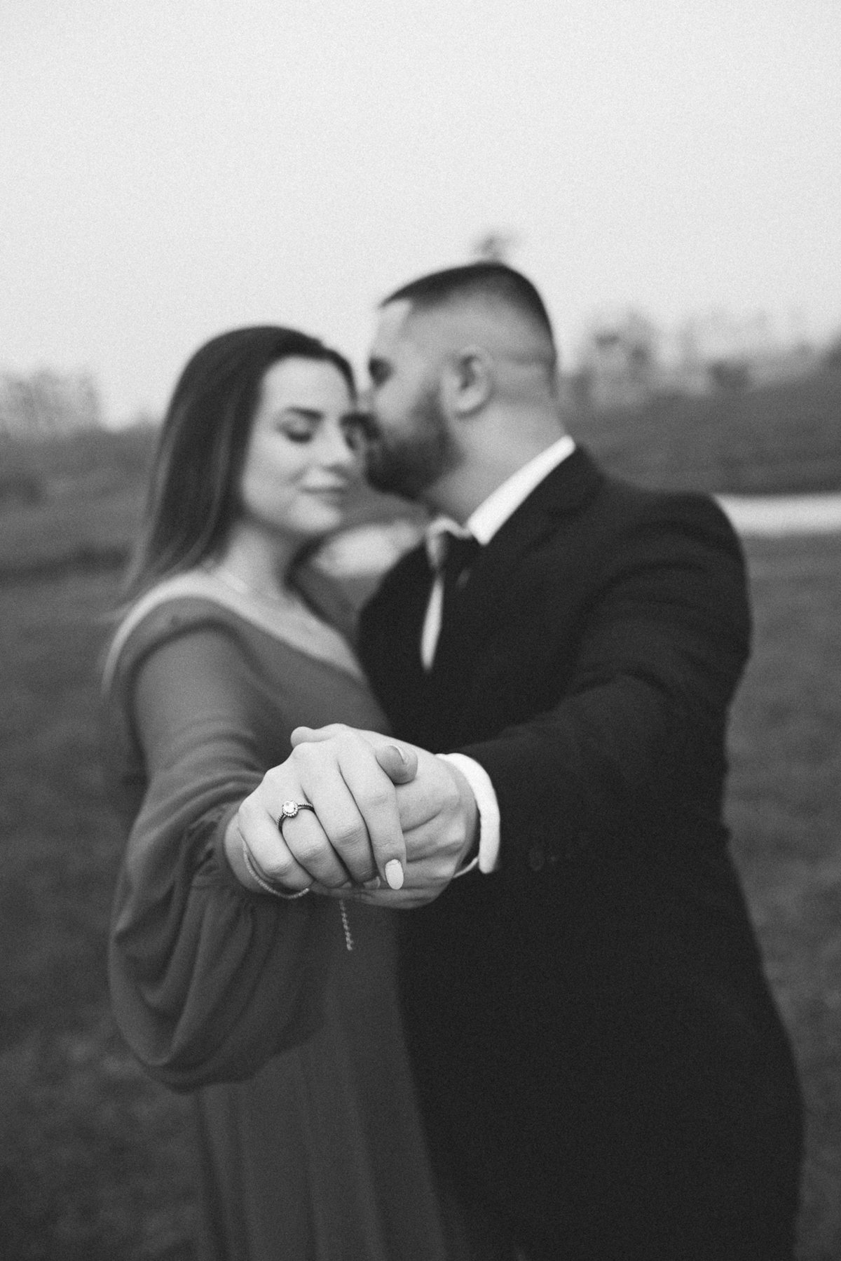 Fotos com balões coloridos e pedido surpresa no ensaio.