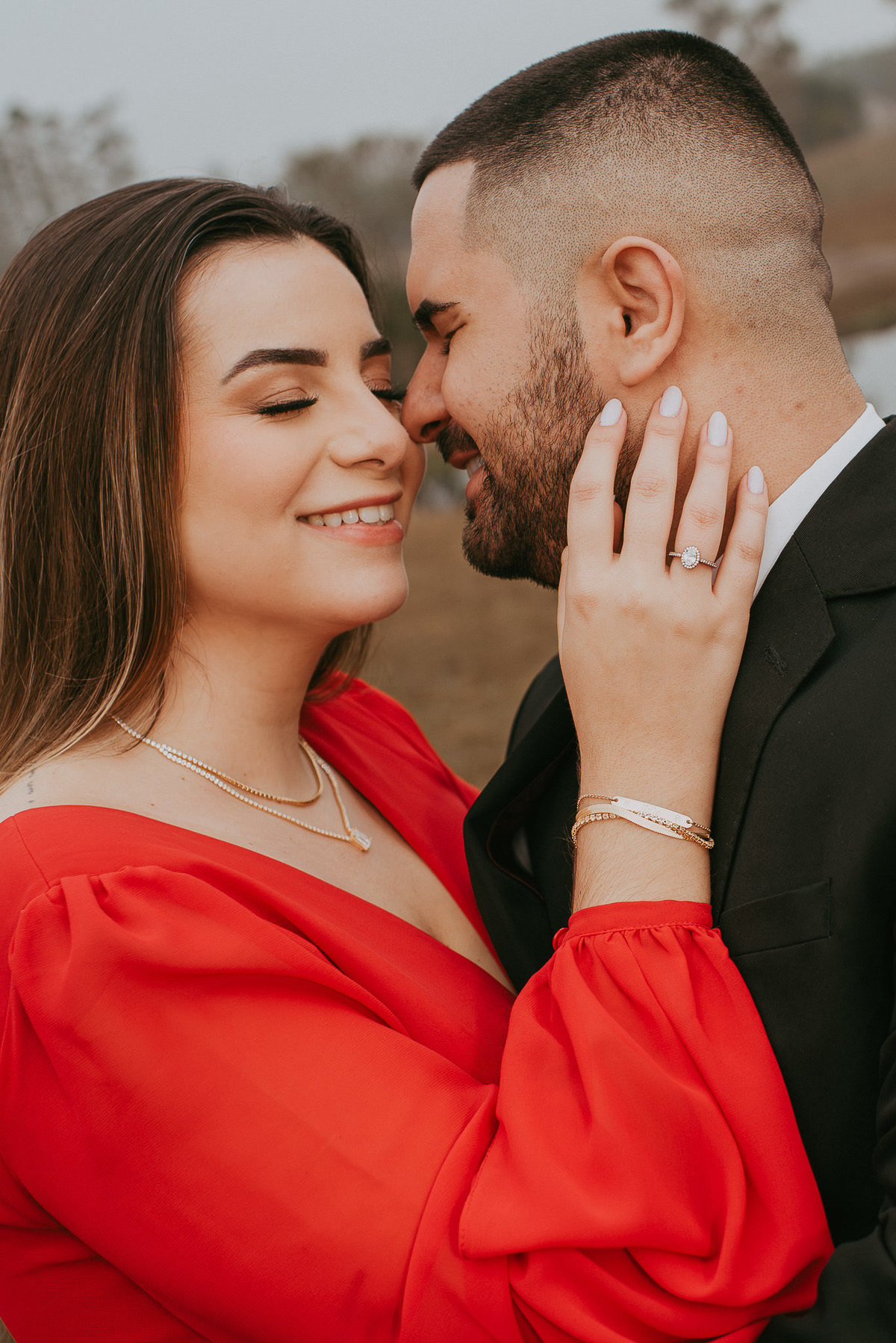Fotografia de casal ao ar livre com cenário dos cânions.