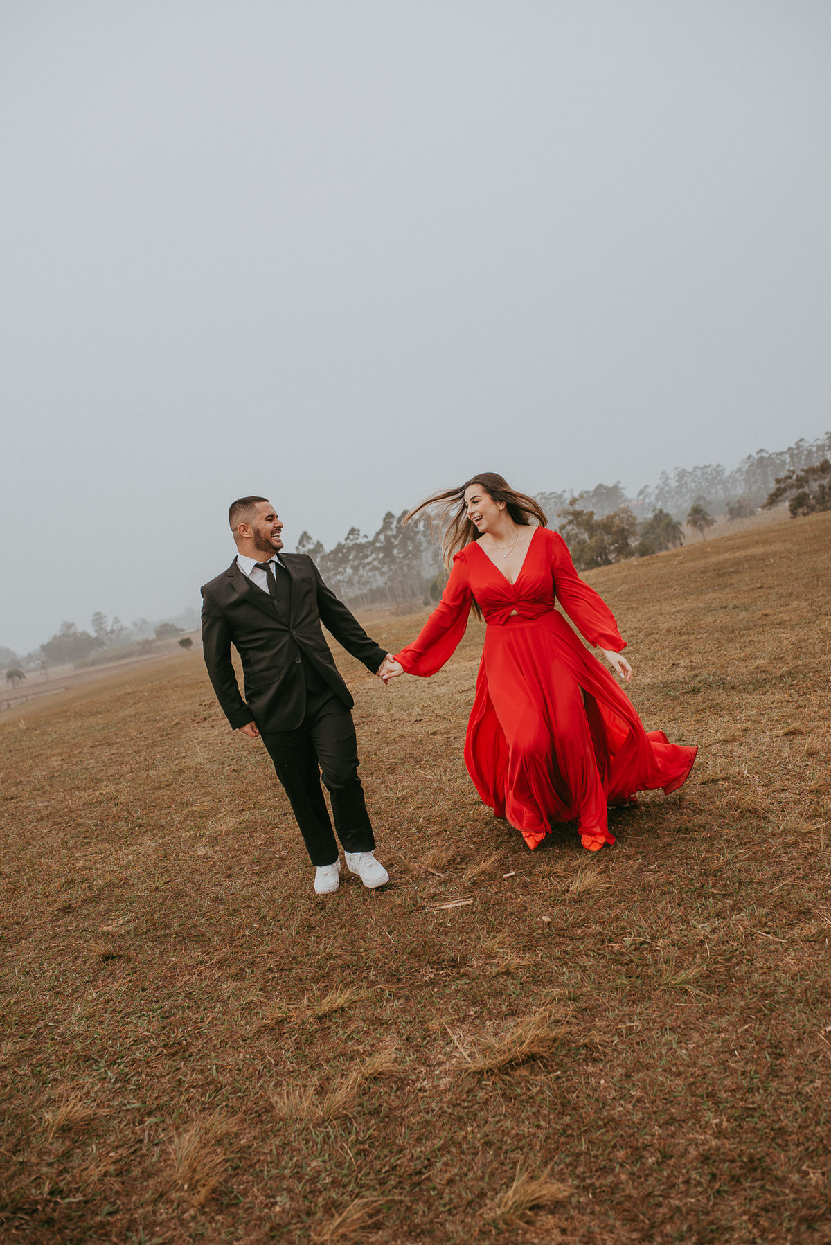 Fotografia de casal ao ar livre com cenário dos cânions.