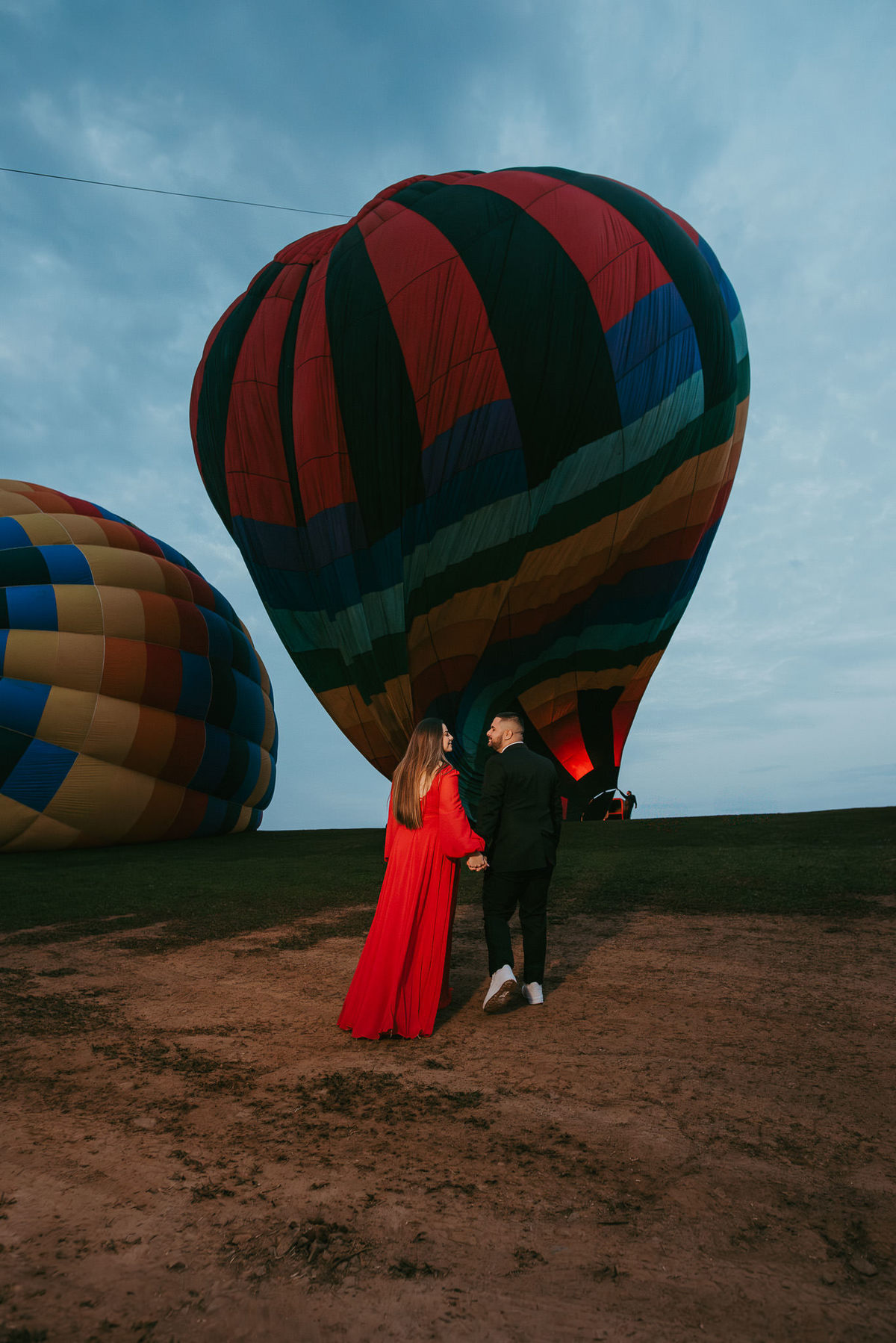 Fotos espontâneas de casal com cenário dos balões em Santa Catarina.

