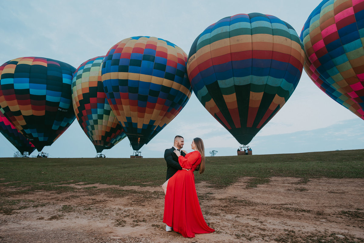 Ensaio fotográfico com balões coloridos no céu de Praia Grande.