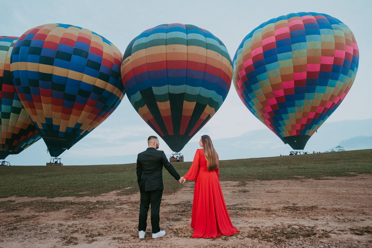 Casal apaixonado em um ensaio romântico entre os balões.