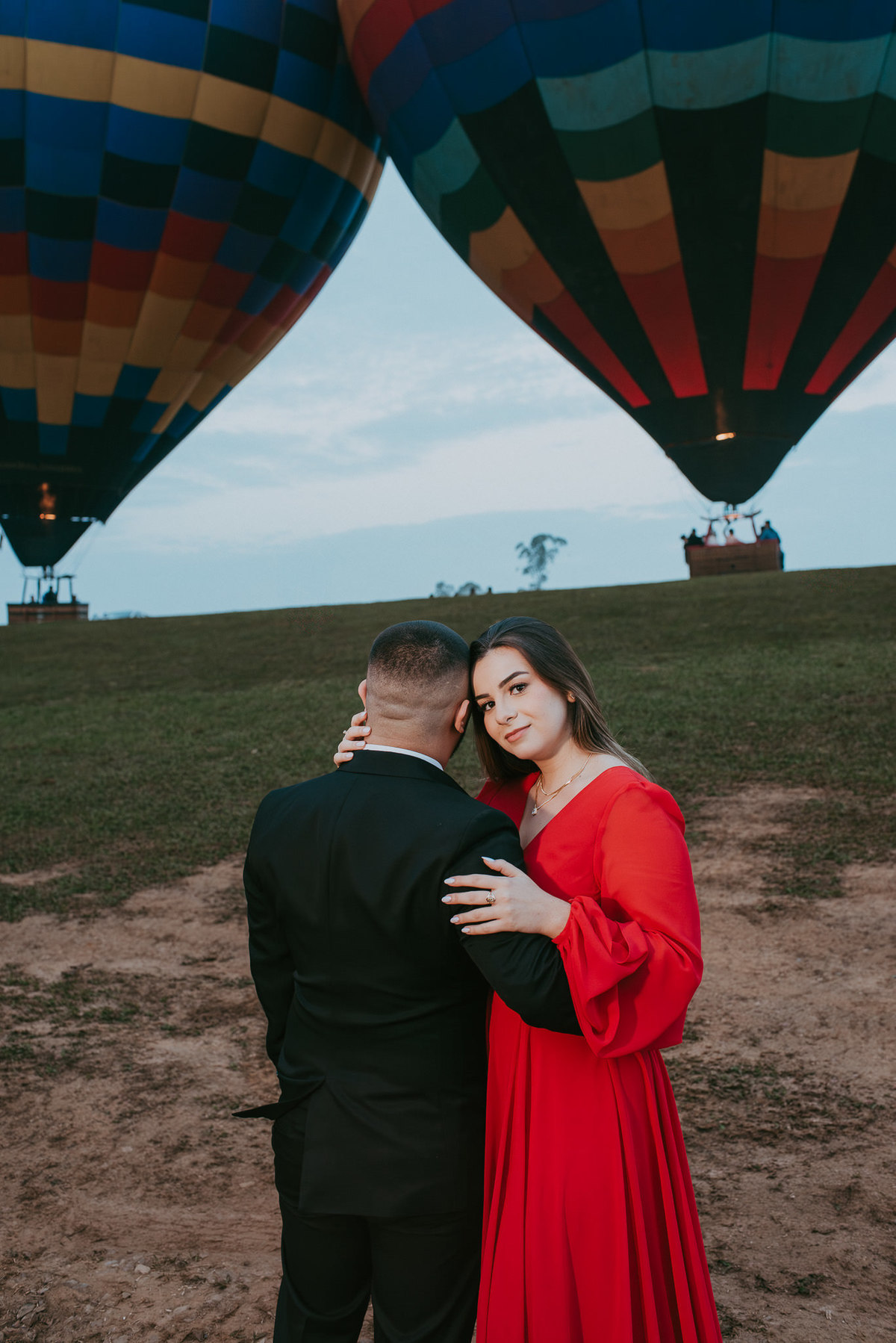 Pré-wedding leve e natural durante a decolagem dos balões.