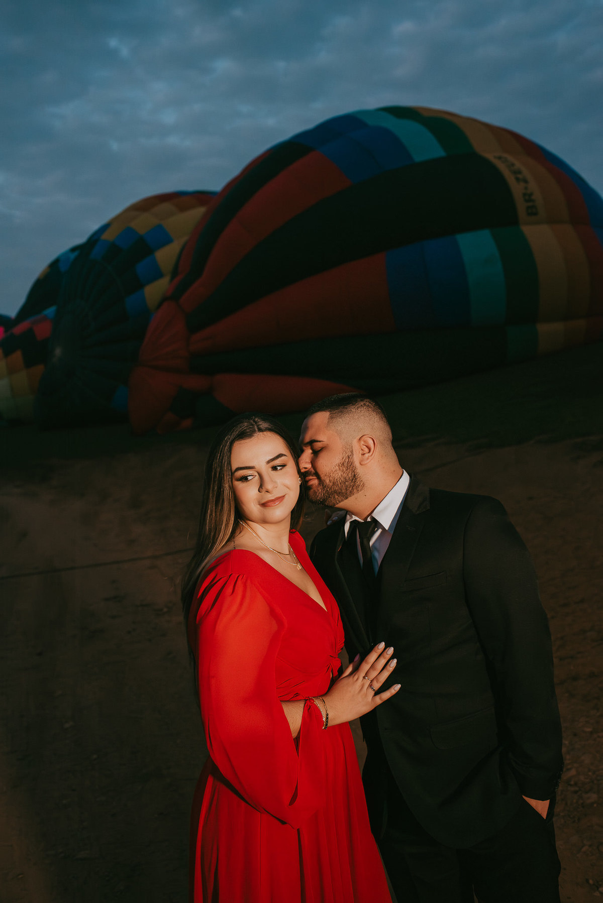 Ensaio pré-wedding com balões ao amanhecer em Praia Grande, SC.