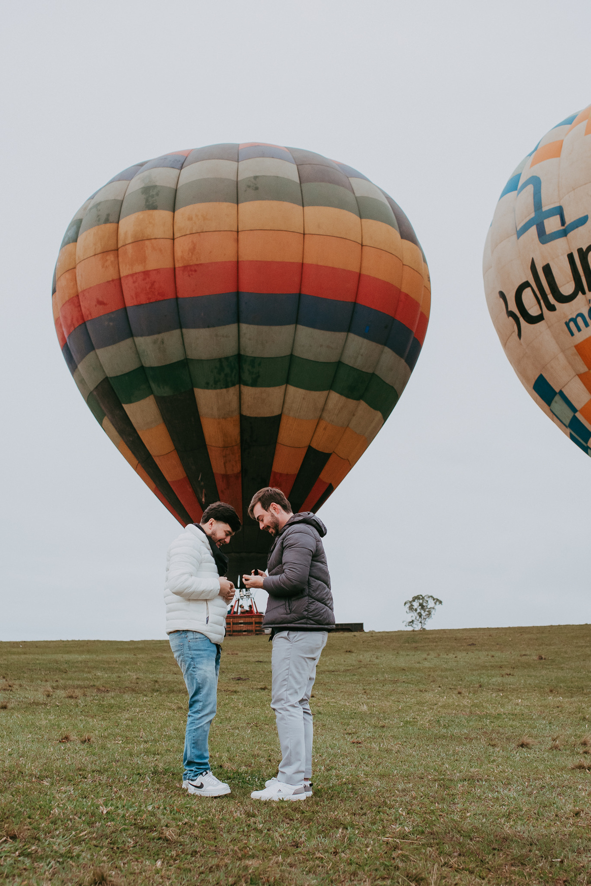Casal LGBT vivendo pedido de casamento inesquecível nas alturas