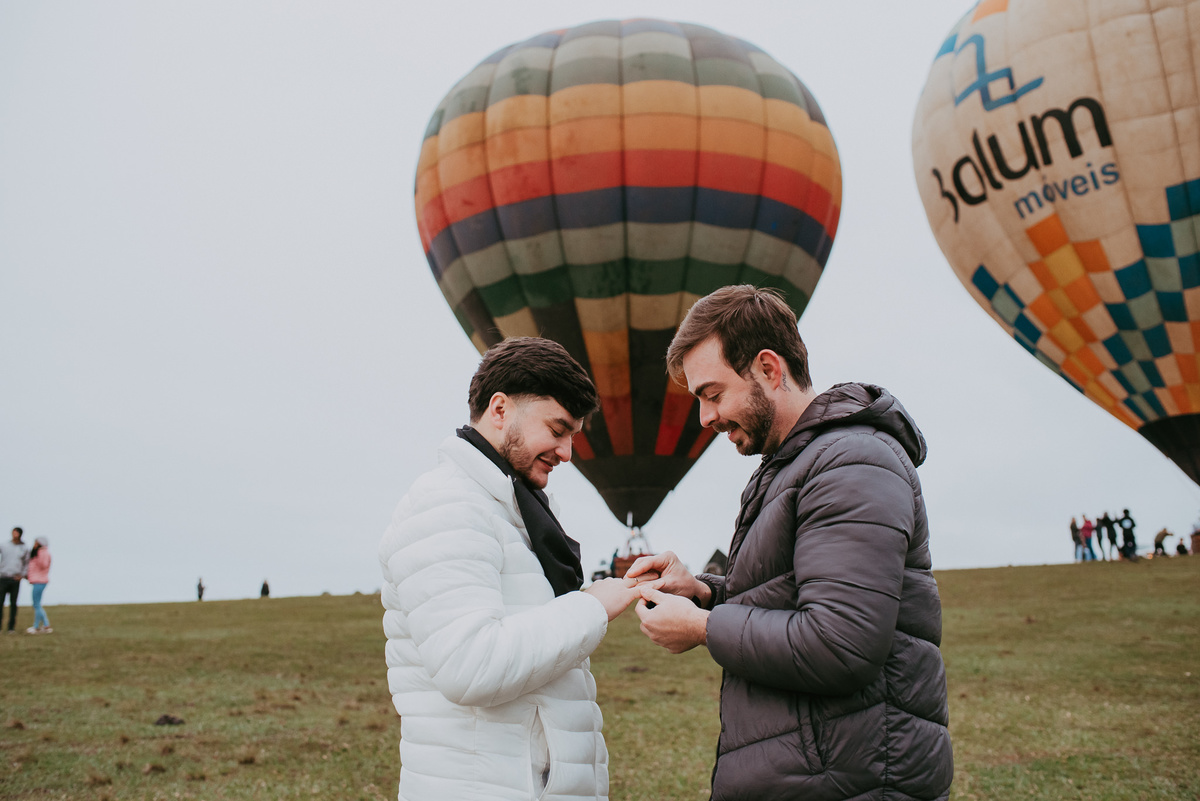 Casal LGBT sorrindo após pedido de casamento nos cânions do sul.