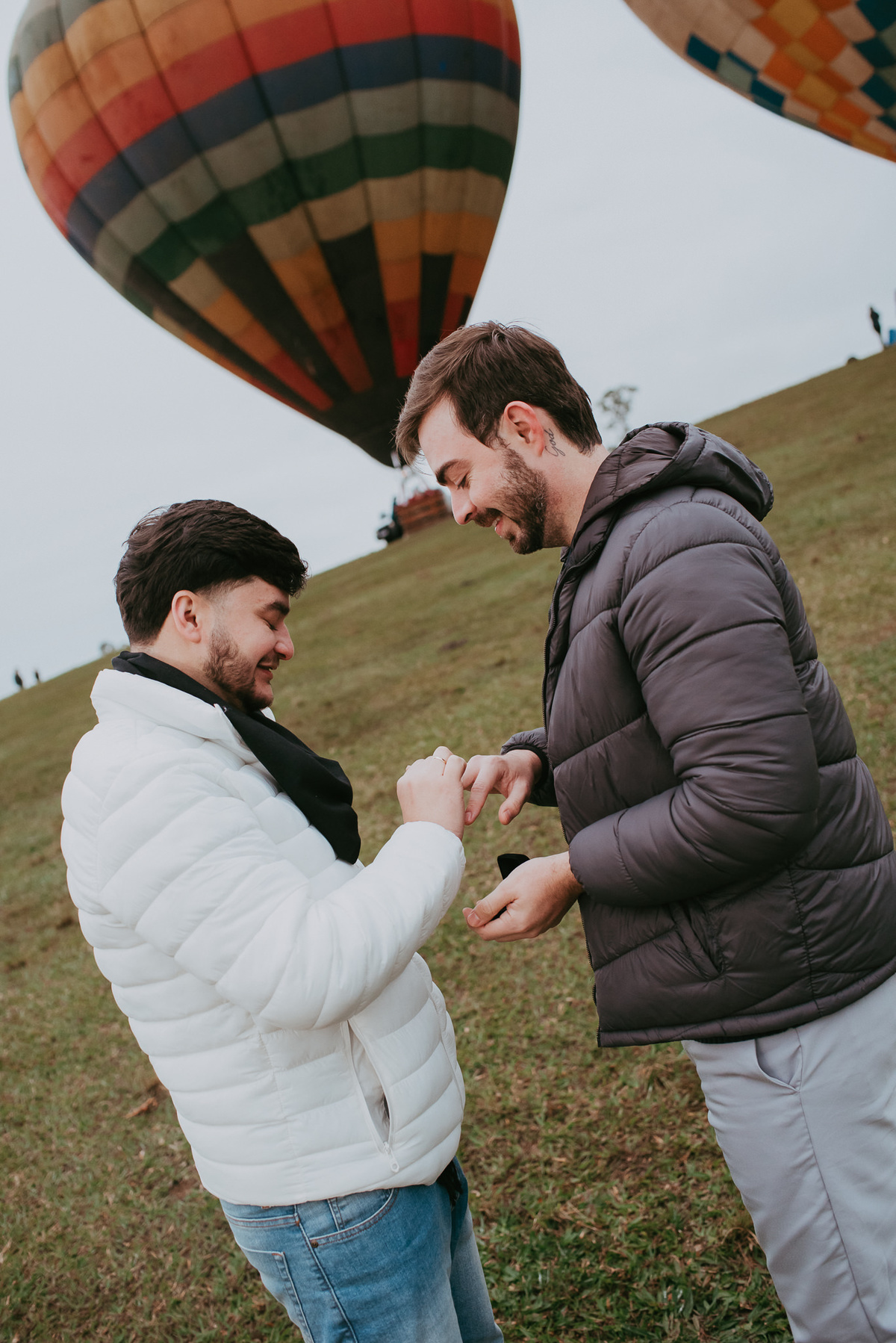 Fotografia de noivado LGBT em balão nos cânions de Praia Grande SC.