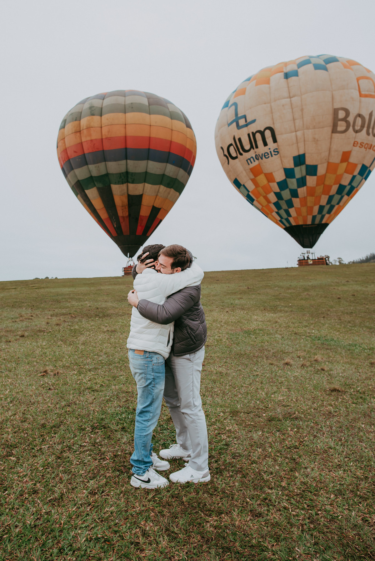 Pedido de casamento entre dois homens em voo de balão romântico.