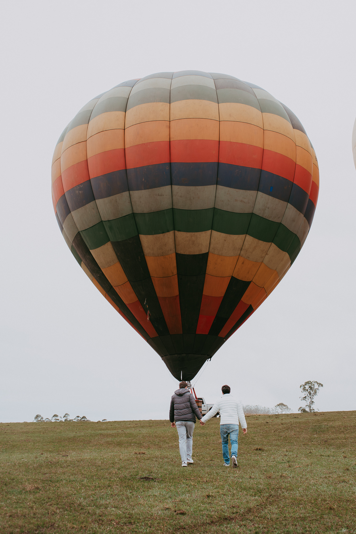 Casal LGBT celebrando pedido de casamento romântico nos cânions.

Ensaio fotográfico de casal homoafetivo em balão ao amanhecer.