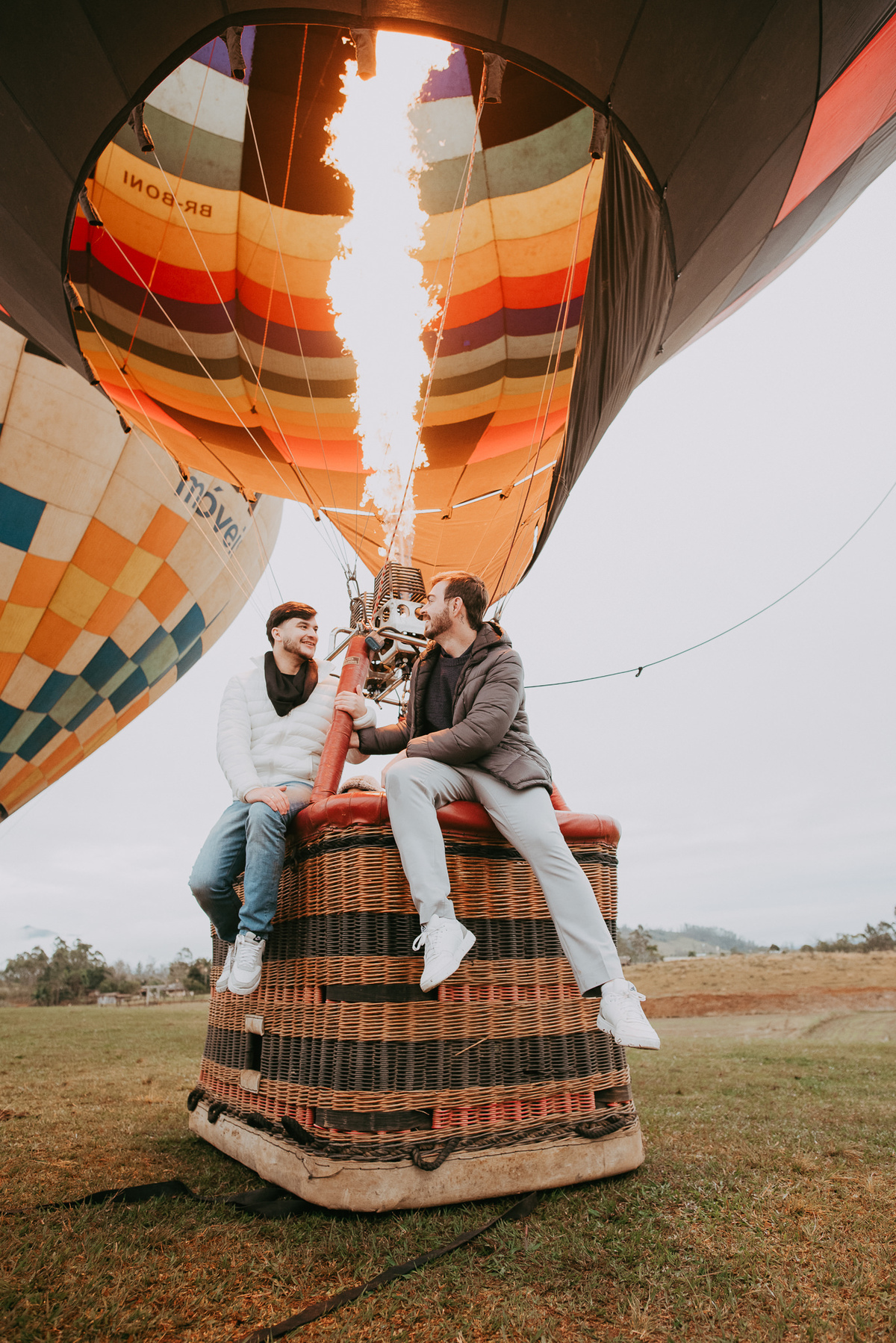 Fotografia espontânea de noivos em passeio de balão em Praia Grande SC.