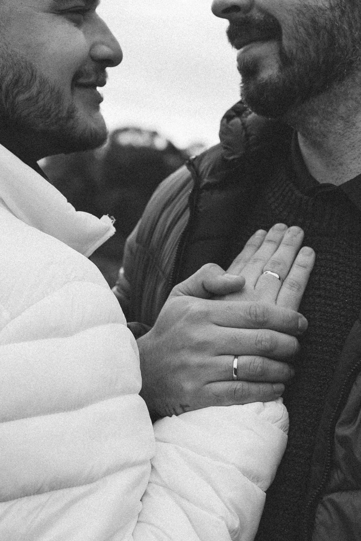 Pedido de noivado gay registrado em voo de balão em SC.