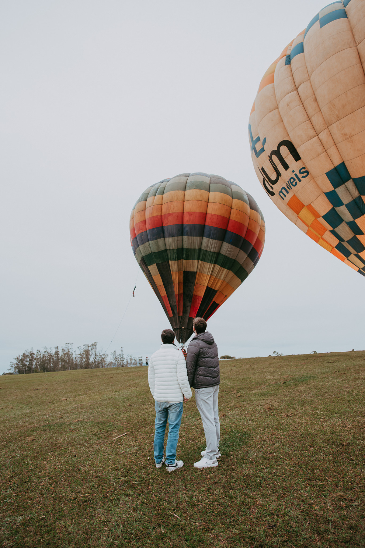 Casal celebrando pedido de casamento nos cânions de Praia Grande SC.