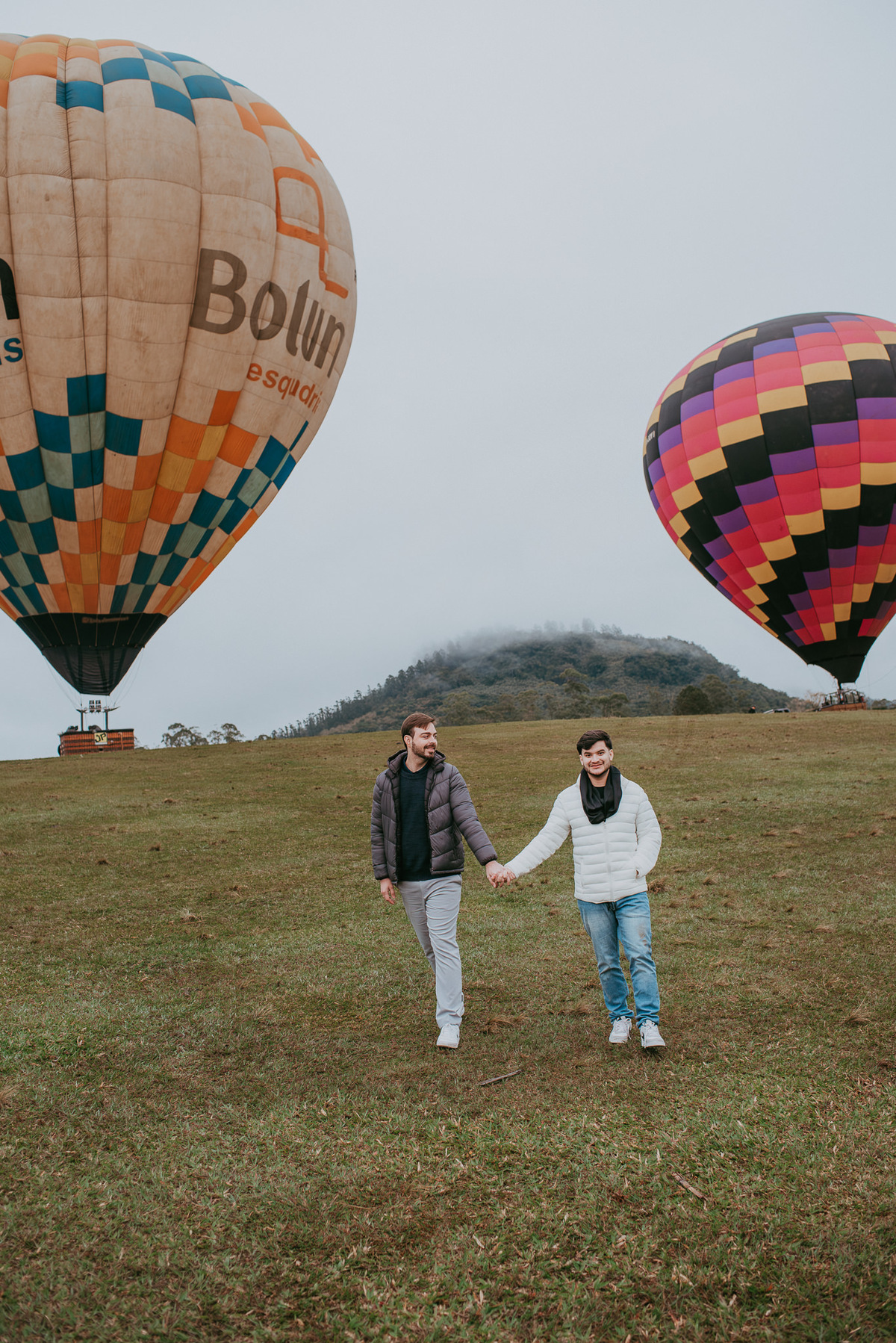 Fotografia romântica de pedido de casamento em balão ao amanhecer.

Murillo ajoelhado em pedido de casamento emocionante em balão.
