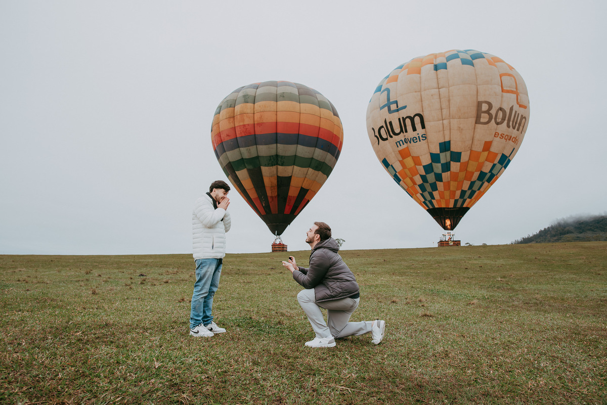 Pedido de casamento inesquecível durante passeio de balão ao amanhecer.