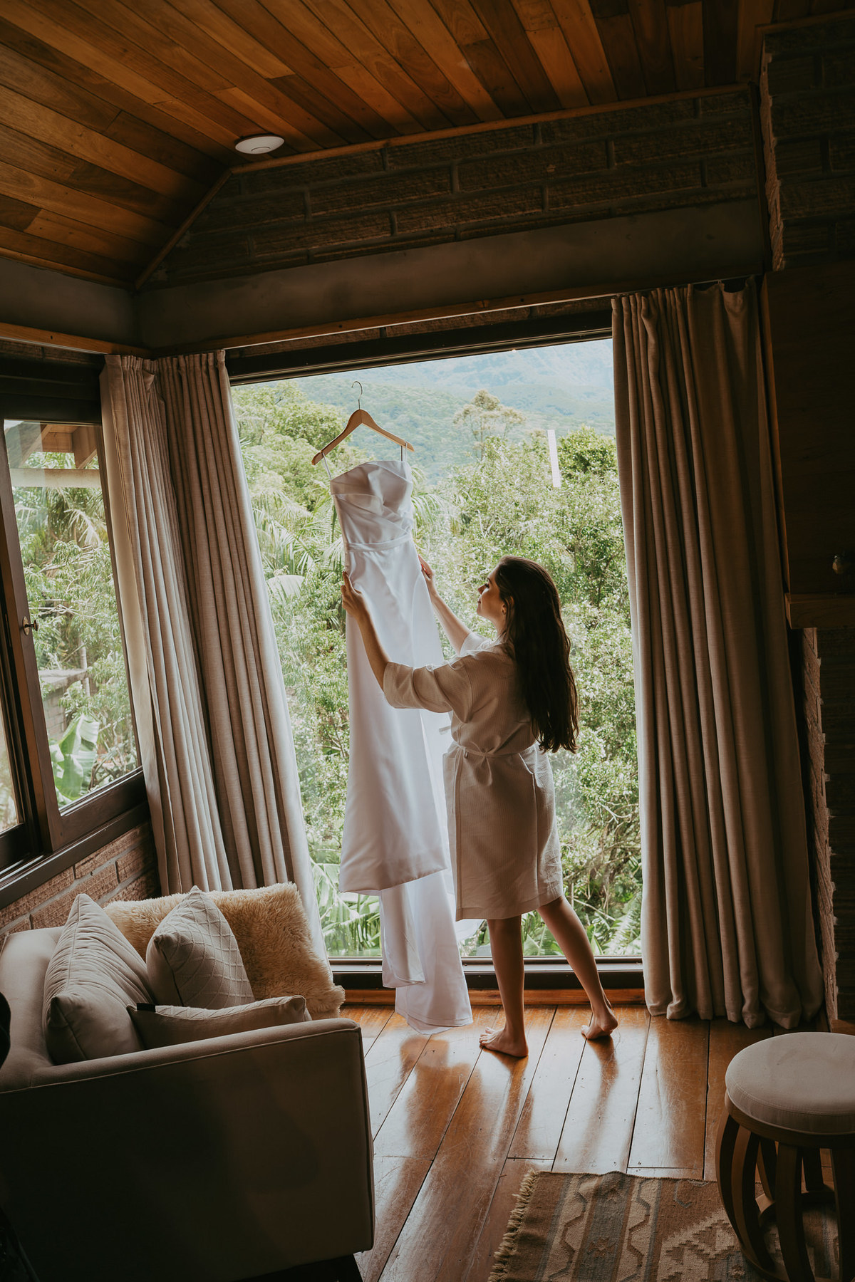 O dia começa antes da cerimônia. O making of revela o início de tudo: silêncio, expectativa e o cuidado com cada detalhe.