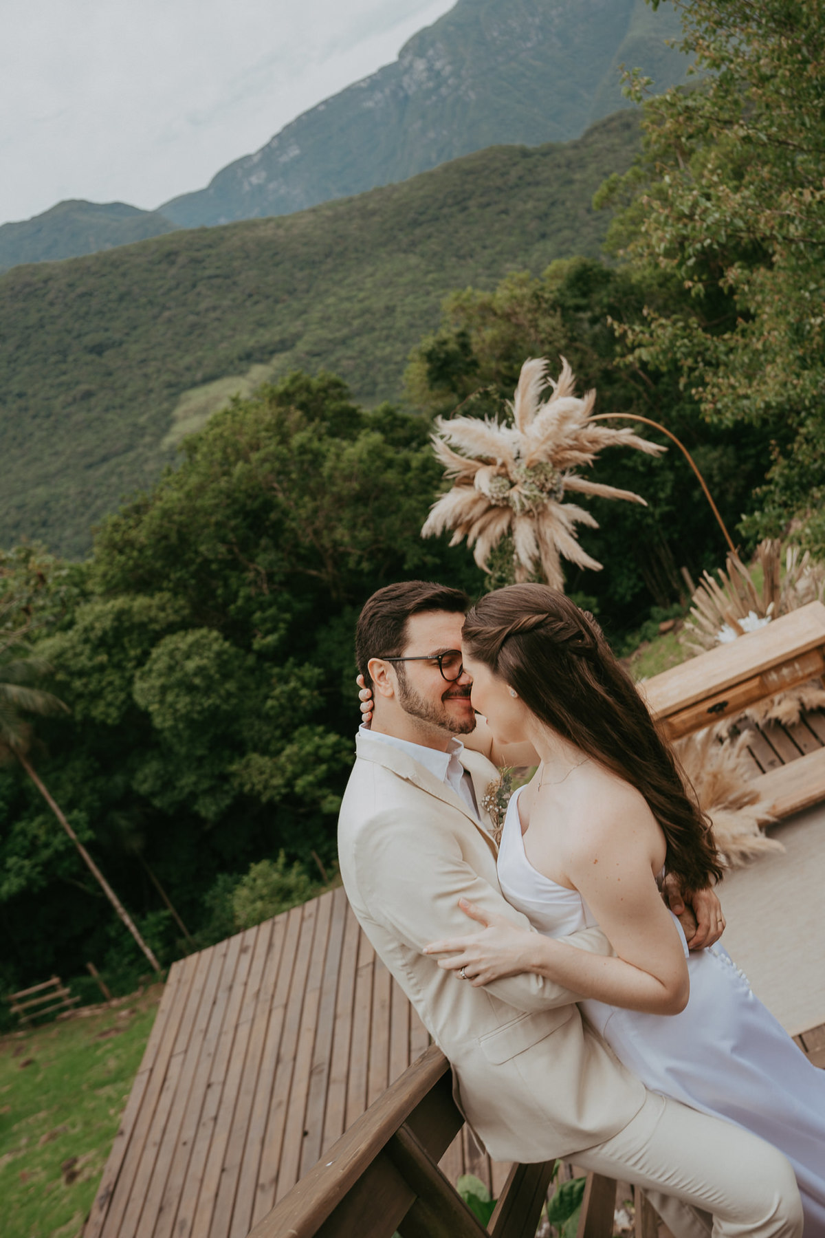 Casar na Morada dos Canyons é escolher um cenário que acolhe. Um destination wedding vivido com leveza, silêncio e intenção.