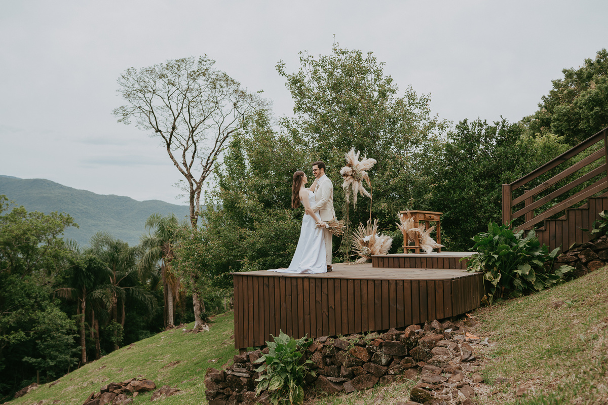 Um casamento intimista em meio à natureza da Morada dos Canyons. Destination wedding pensado para ser experiência, não apenas evento.
