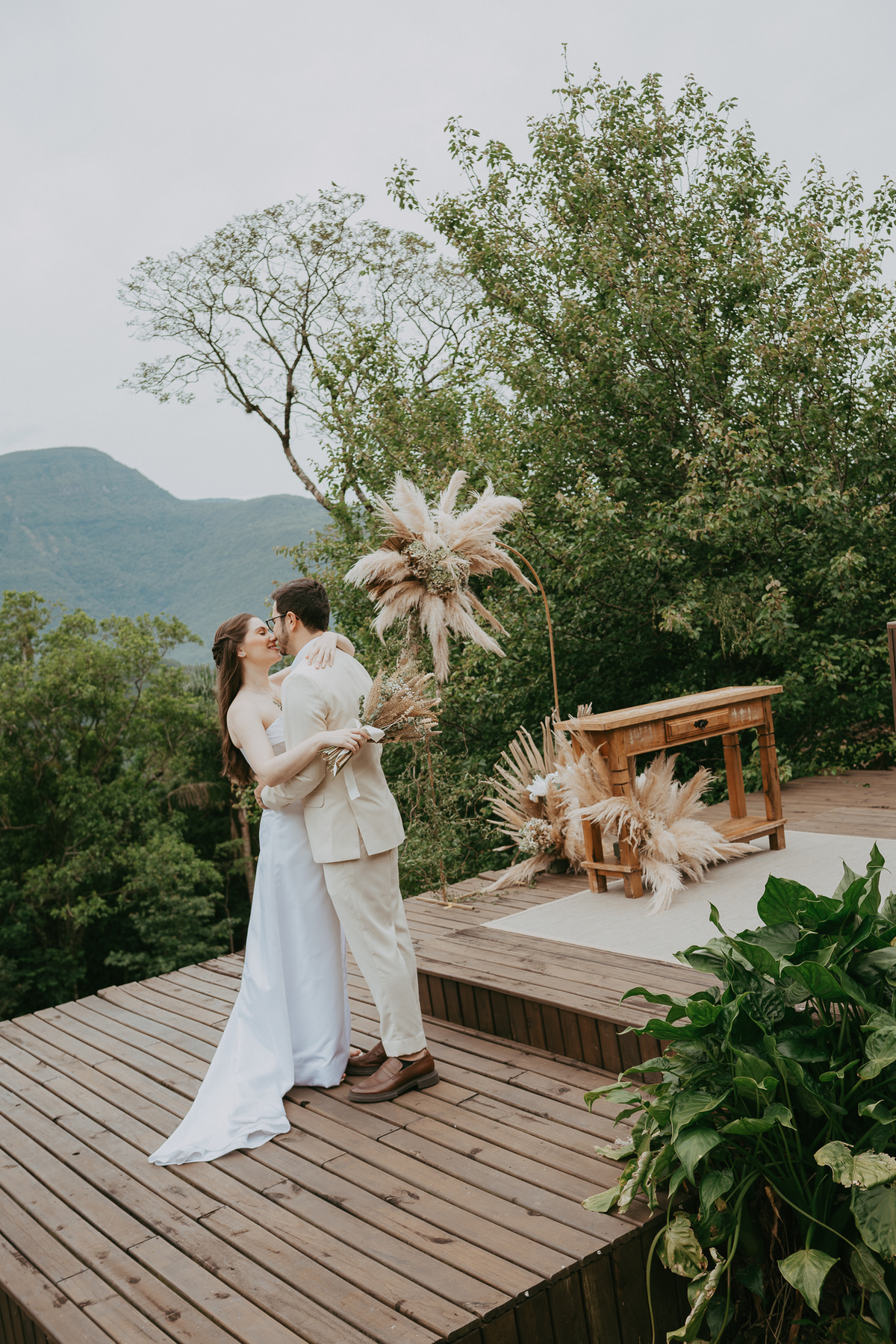 Um elopement wedding na Morada dos Canyons, onde menos pessoas significaram mais presença e mais tempo para sentir o dia.