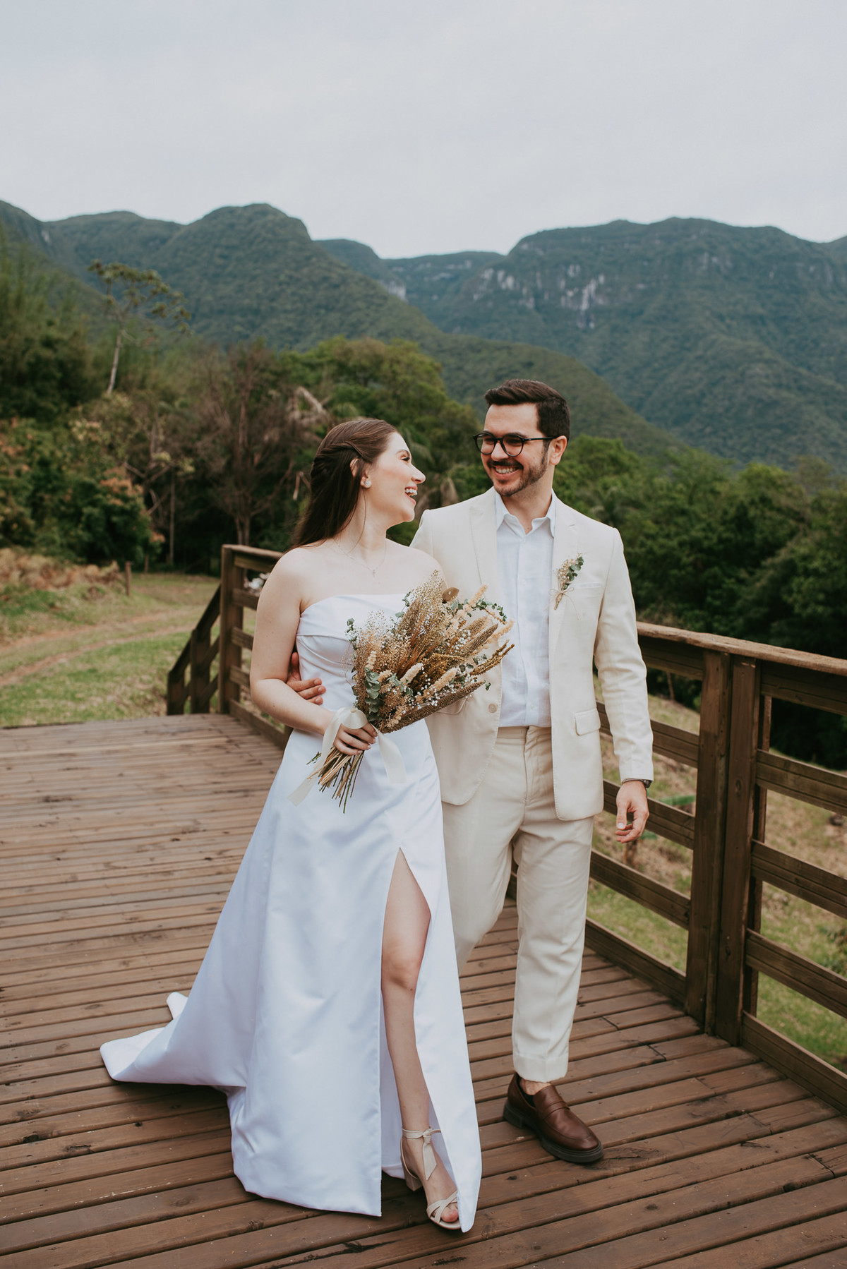 Pedro e Marina escolheram a Morada dos Canyons para um casamento intimista em formato de destination wedding, transformando a celebração em uma experiência vivida com verdade.