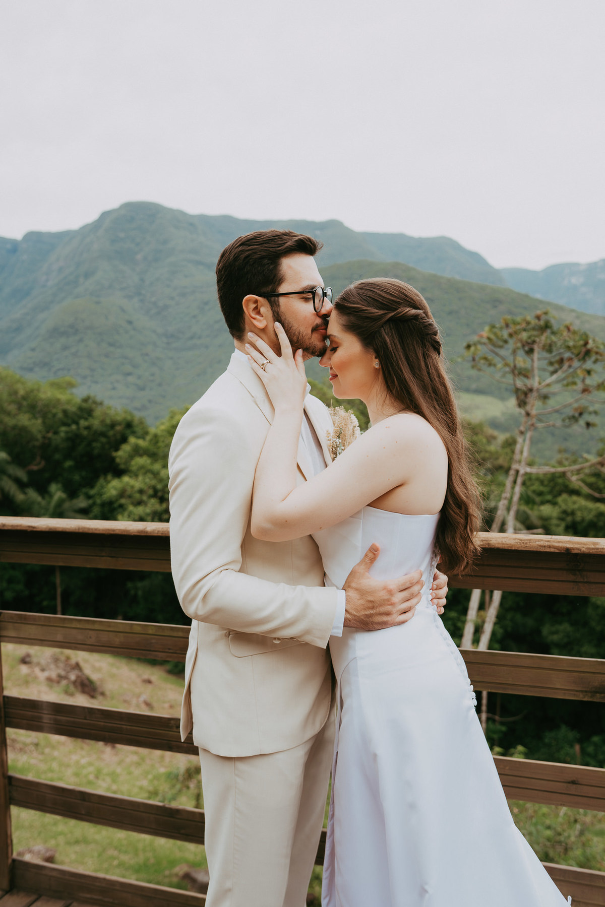 Casamento intimista na Morada dos Canyons, em Praia Grande. Um destination wedding pensado para ser vivido com calma, cercado de natureza e conexão.