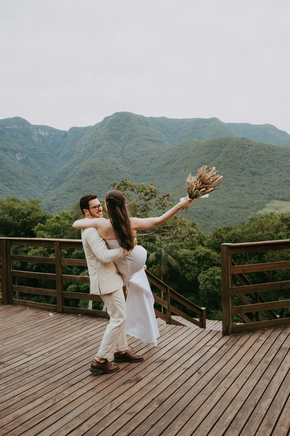 Um destination wedding vivido com calma, conexão e verdade. Assim foi o casamento intimista de Pedro e Marina em Praia Grande.