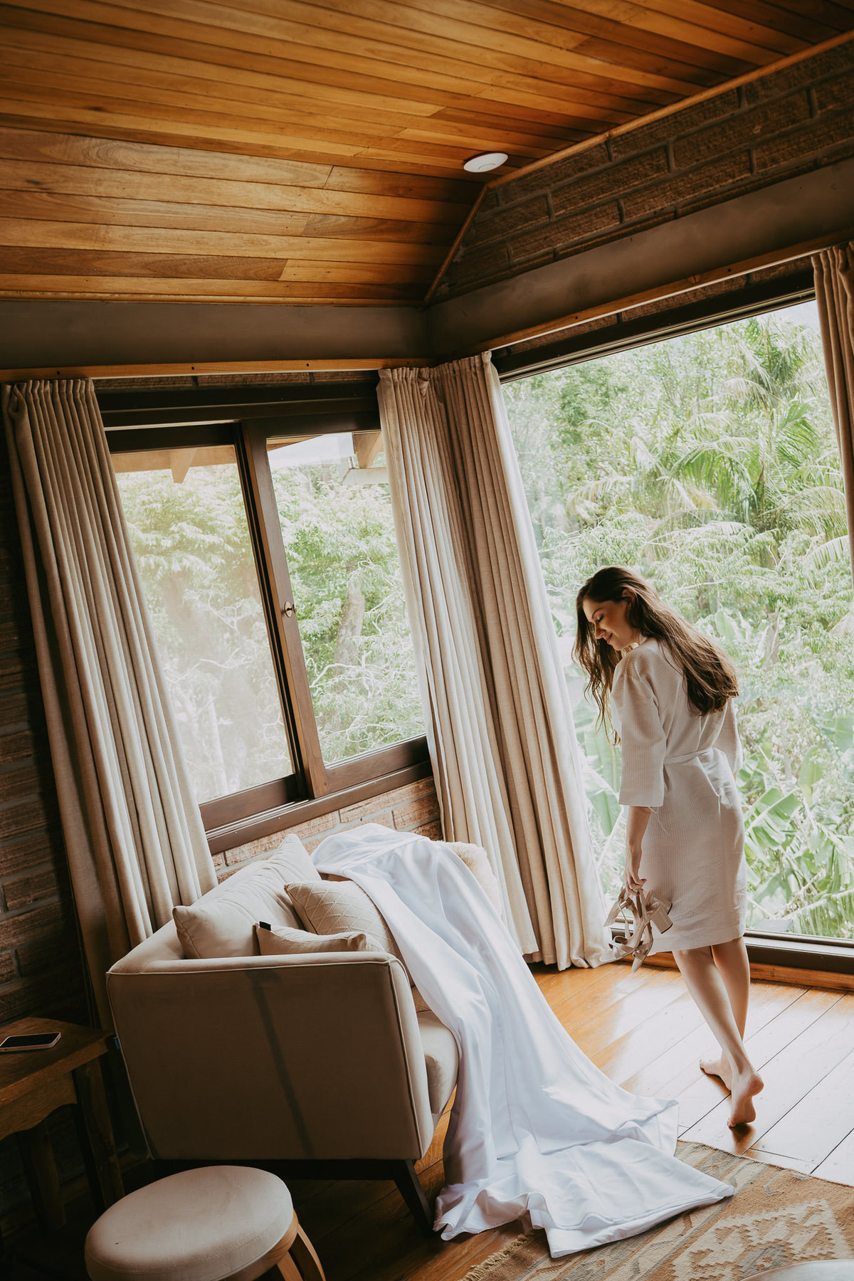 O making of é o espaço onde o casamento se constrói em camadas. Um tempo de preparação, presença e emoção vivida sem roteiro.Fotografar o making of é observar o que antecede o encontro. Um momento íntimo, onde a ansiedade encontra a calma.