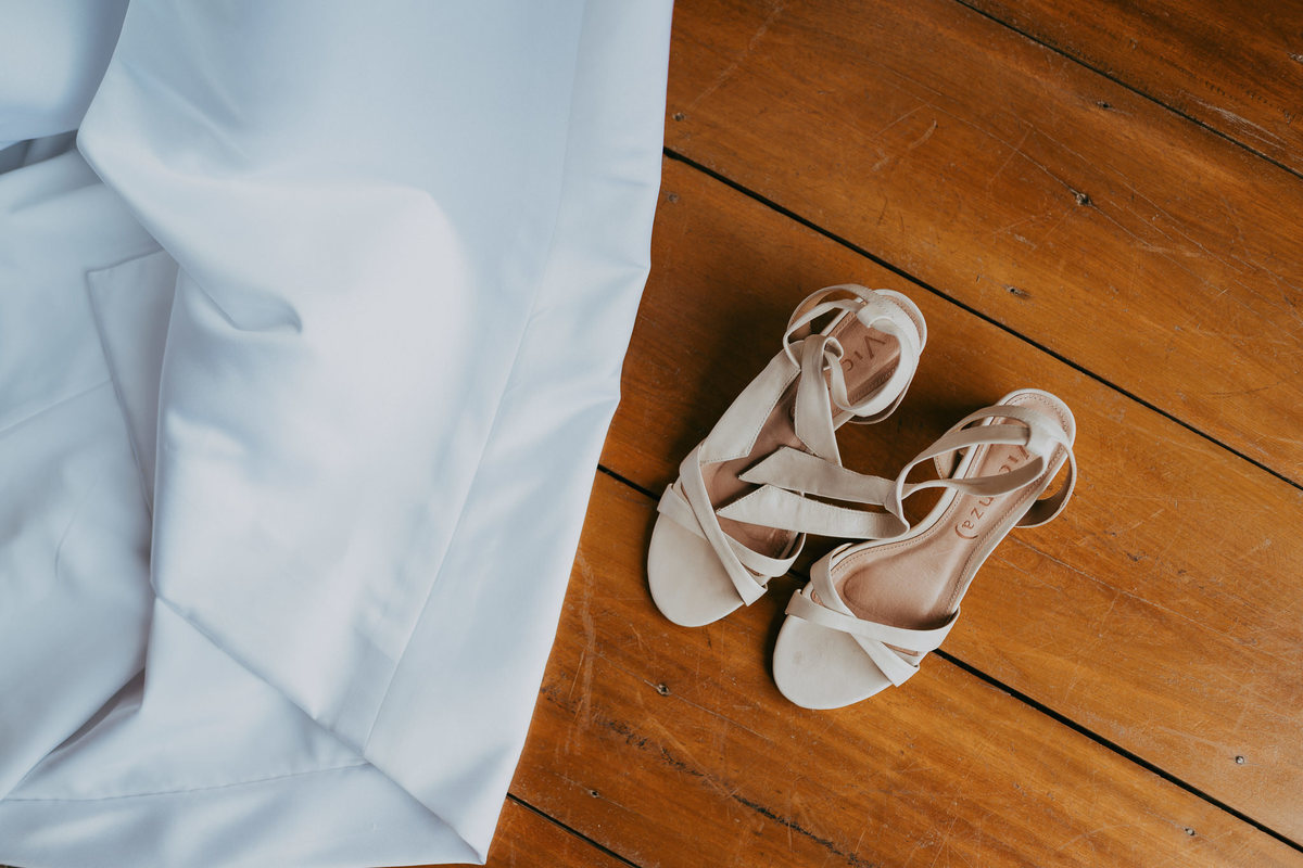 Fotografar o making of é observar o que antecede o encontro. Um momento íntimo, onde a ansiedade encontra a calma.