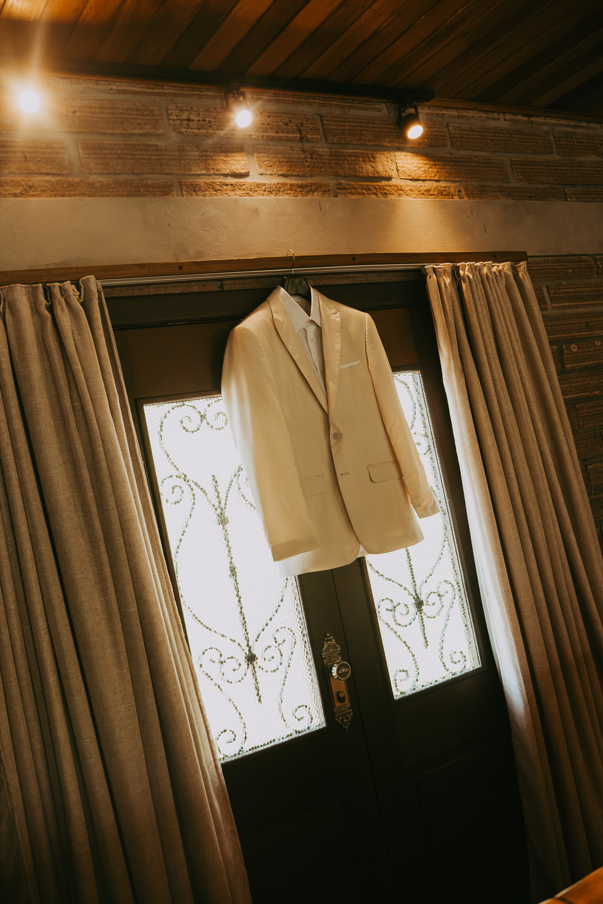 Pedro e Marina escolheram a Morada dos Canyons para um casamento intimista em formato de destination wedding, transformando a celebração em uma experiência vivida com verdade.