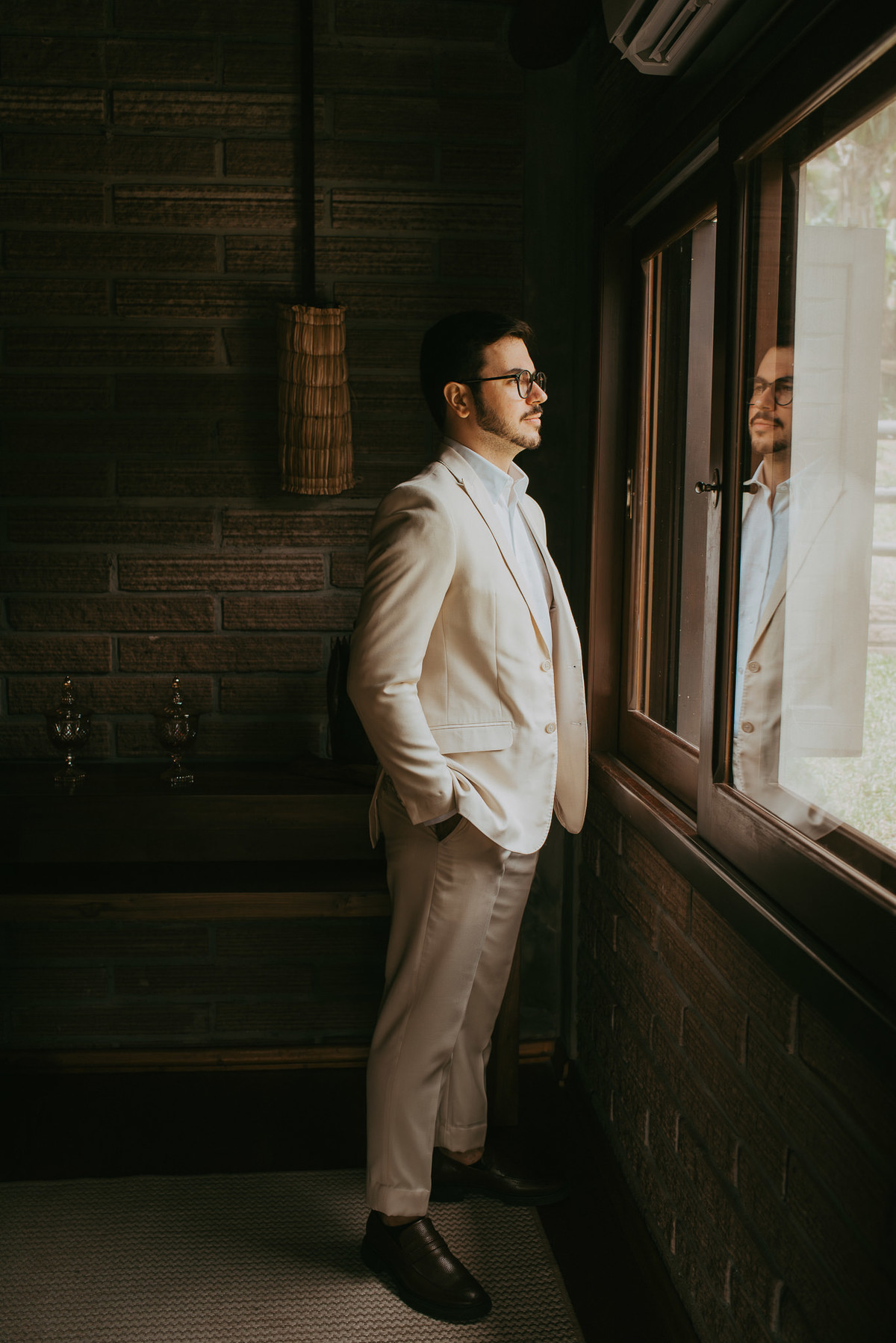 Antes do “sim”, existe o tempo do preparo. O making of do noivo foi marcado por simplicidade, conversa leve e aquela pausa silenciosa antes do encontro.