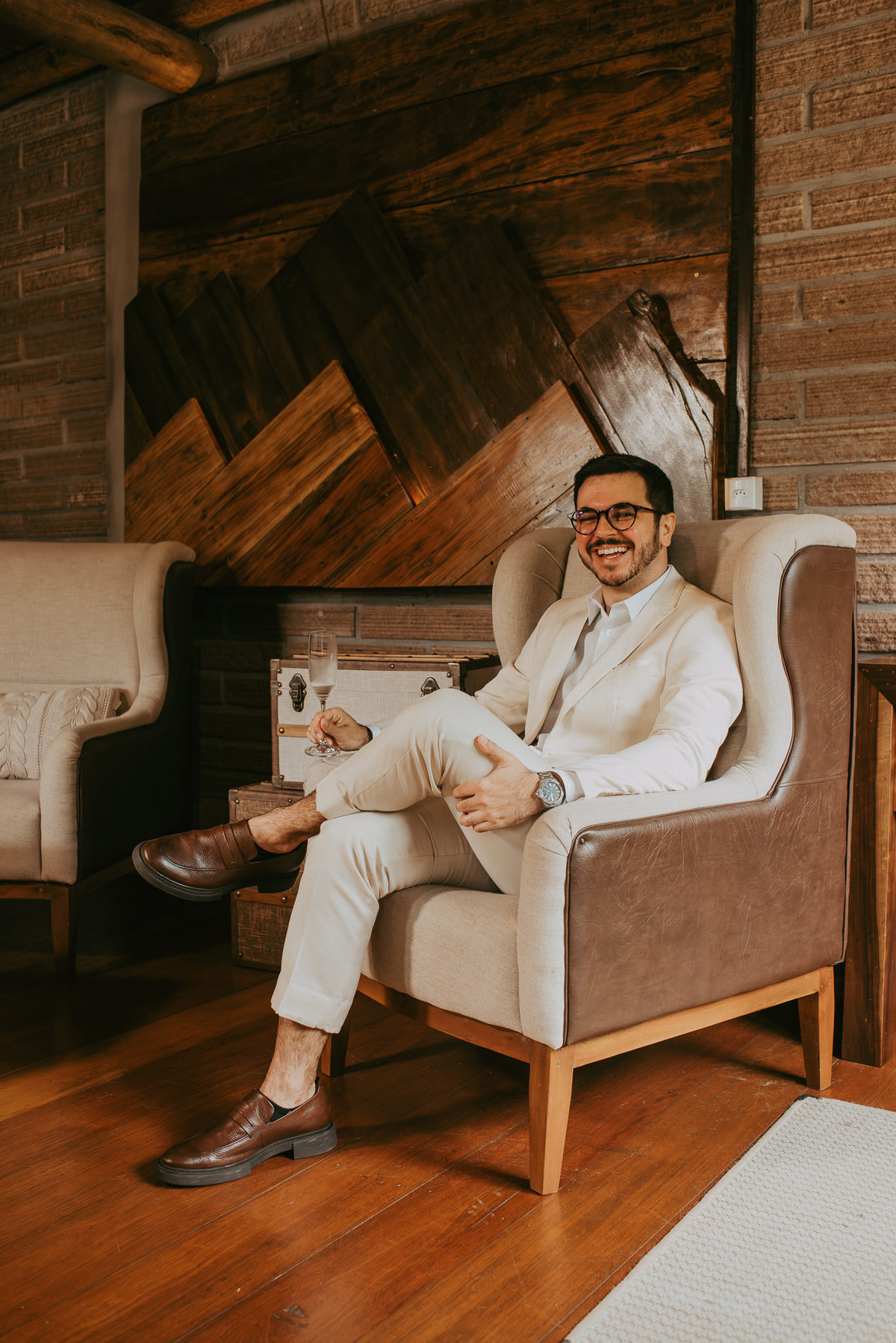 Making of do noivo em um destination wedding na Morada dos Canyons. Um momento simples, verdadeiro e cheio de expectativa antes do casamento intimista acontecer.