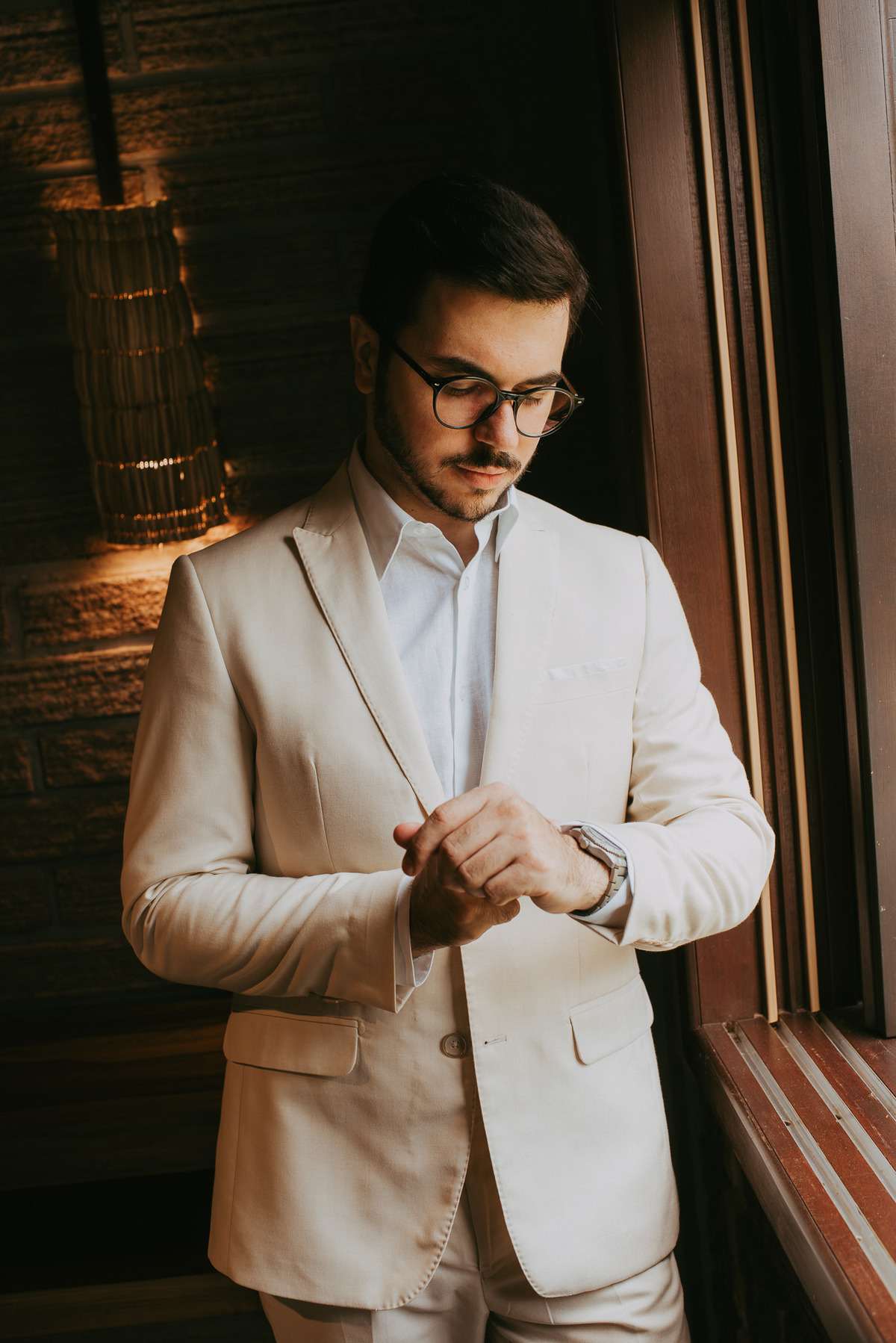 O making of do noivo em um casamento intimista na Morada dos Canyons. Um destination wedding vivido com calma, onde cada detalhe antecede o encontro.