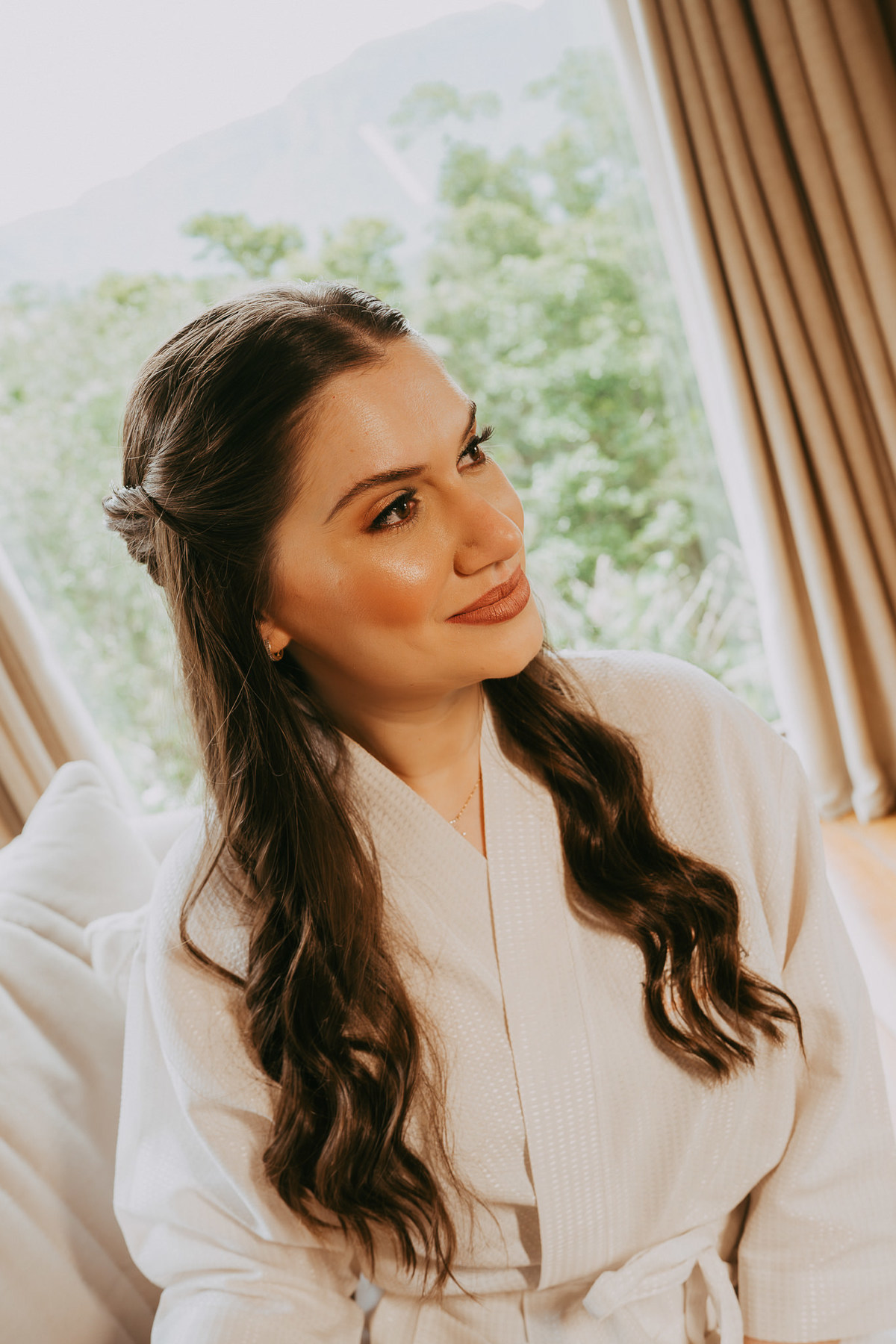 O making of é onde o dia começa a tomar forma. Entre silêncio, respirações fundas e pequenos gestos, a noiva viveu esse início com calma, cercada de cuidado e presença.