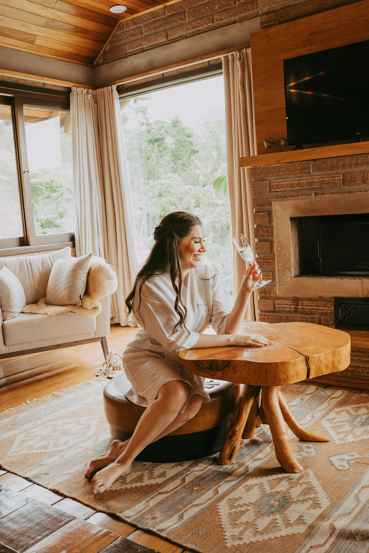 O dia começa no silêncio do making of. Casamento intimista na Morada dos Canyons, onde o destination wedding é vivido com calma e presença desde os primeiros instantes.