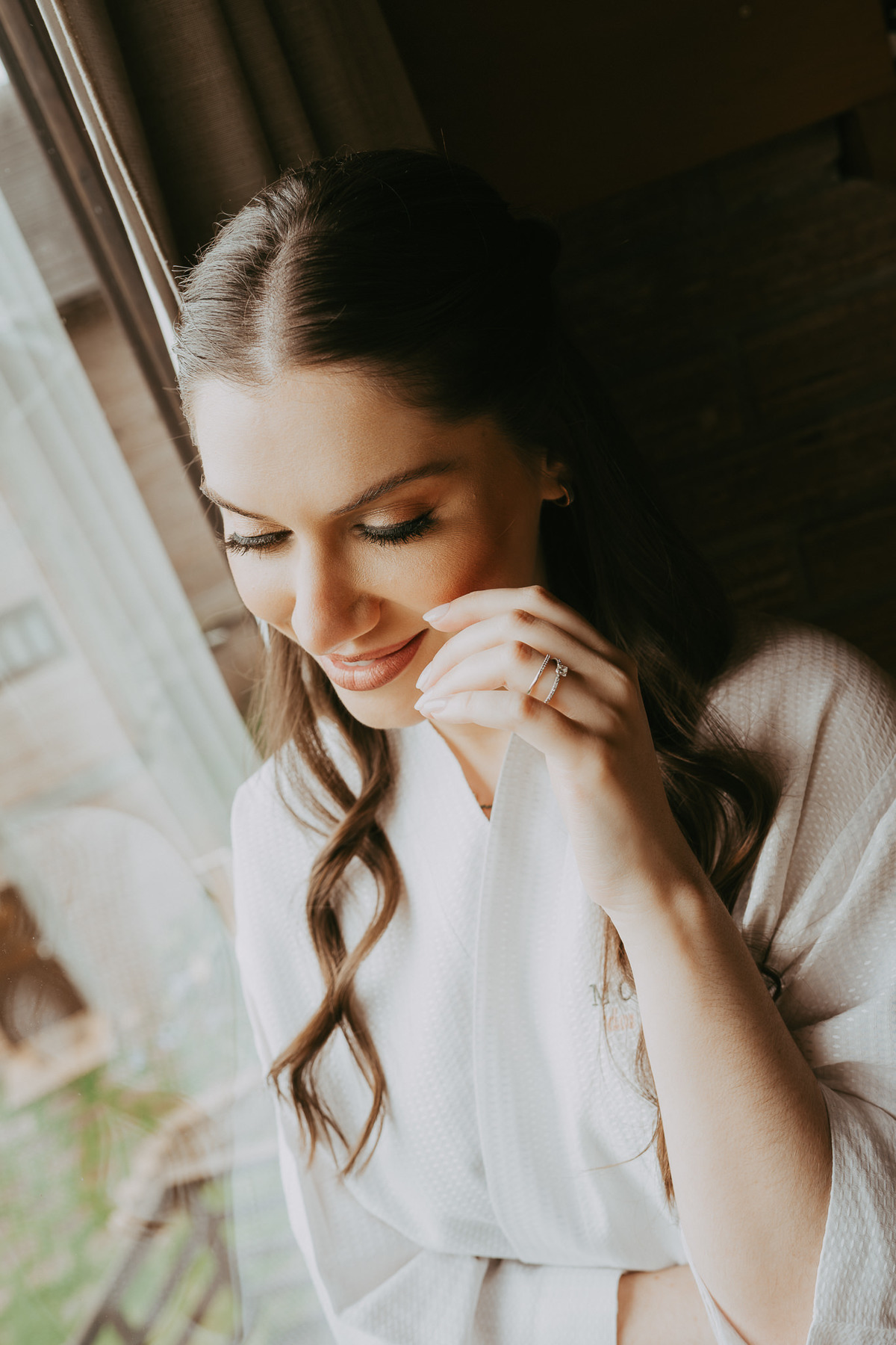 Antes da cerimônia, o tempo desacelera. Making of da noiva em um destination wedding na Morada dos Canyons, registrando o começo de um elopement wedding cheio de significado.