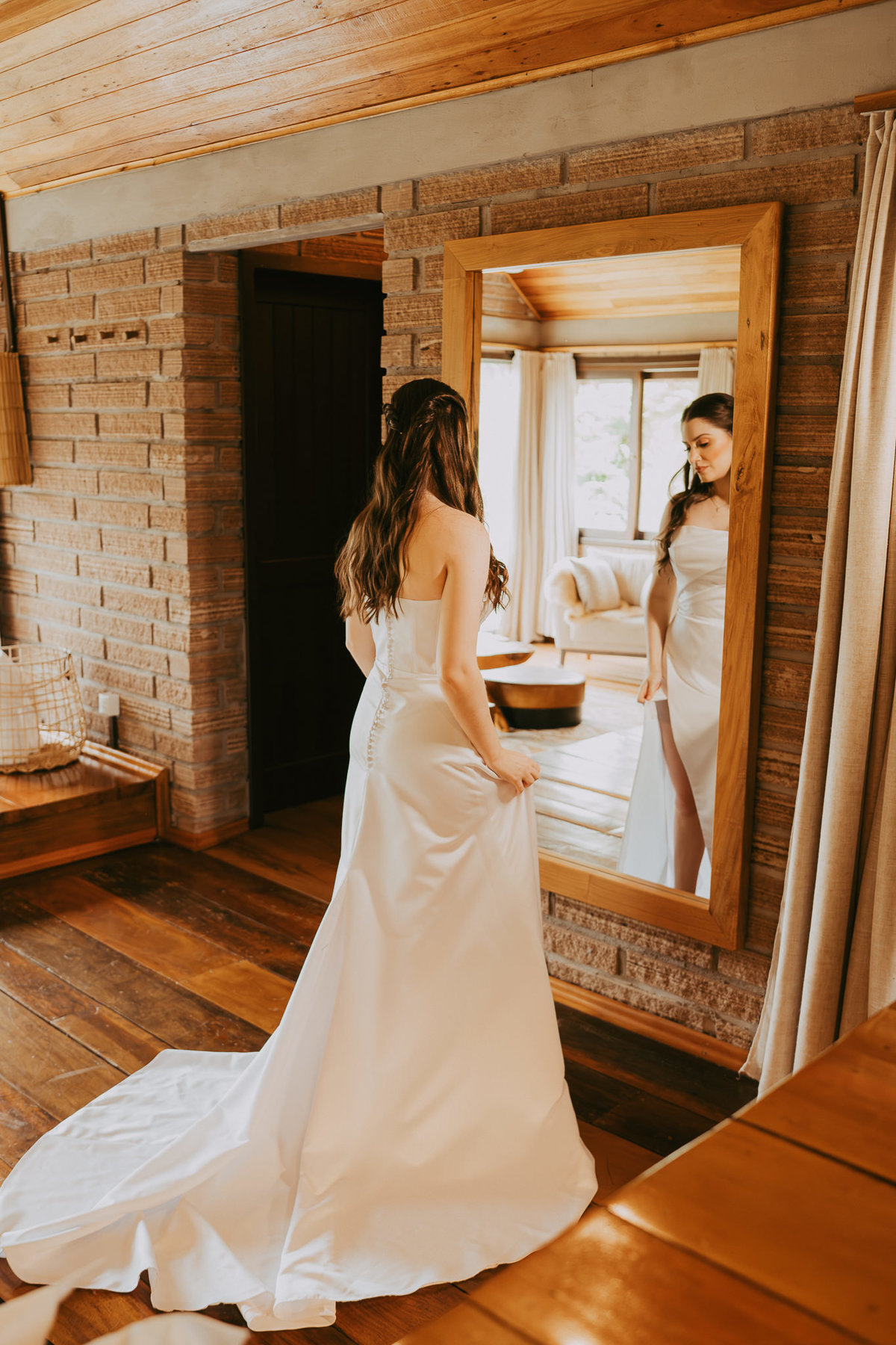 Making of da noiva em um elopement wedding na Morada dos Canyons. Um preparo leve, cercado de natureza e atenção aos detalhes.