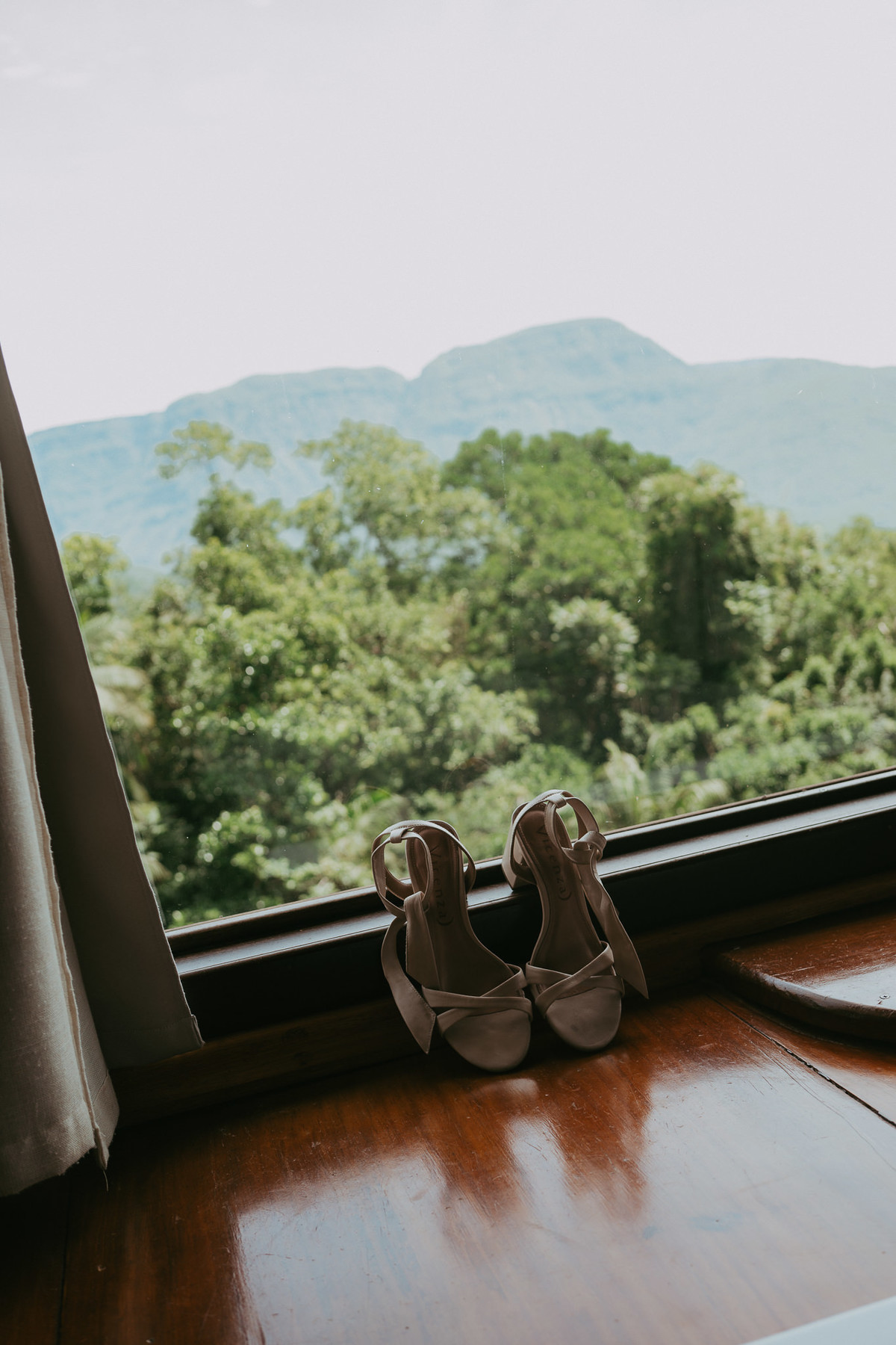 Casamento intimista na Morada dos Canyons, em Praia Grande. Um destination wedding pensado para ser vivido com calma, cercado de natureza e conexão.
