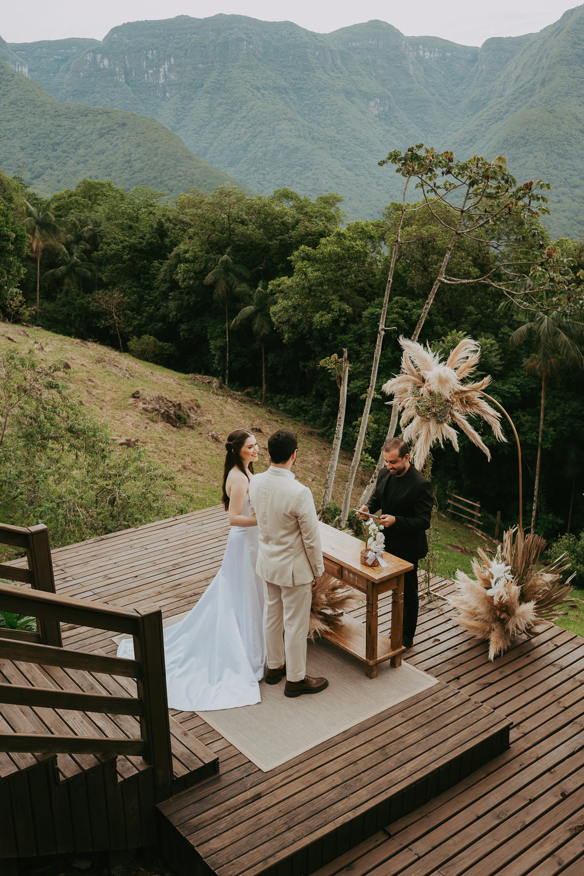 Elopement wedding vivido com simplicidade e presença na Morada dos Canyons, em Praia Grande, SC.