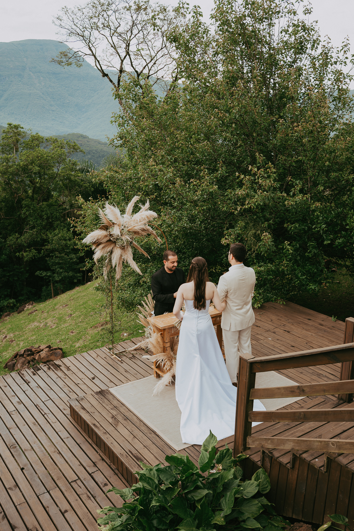 Casar longe da rotina, mas perto do essencial. Destination wedding na Morada dos Canyons, vivido com calma.