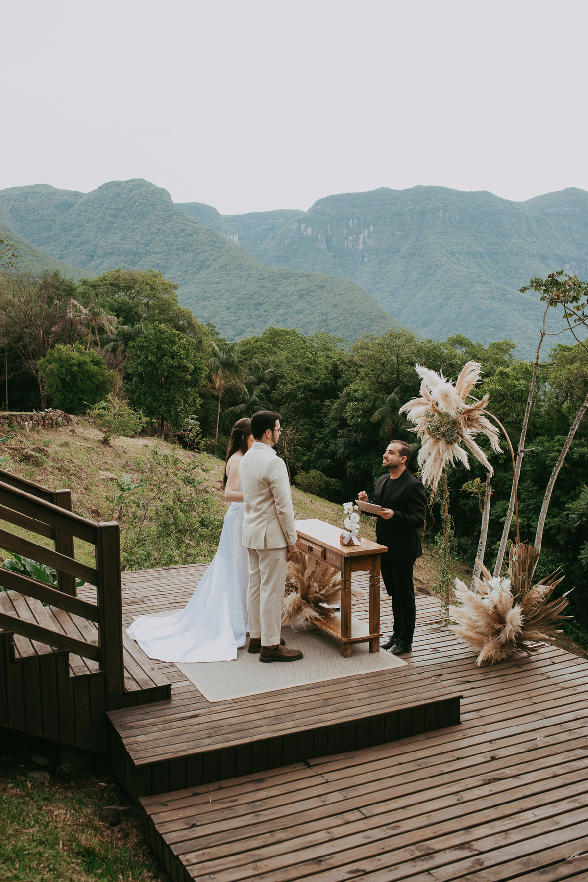 Um casamento intimista em meio aos cânions de Praia Grande. Destination wedding na Morada dos Canyons.