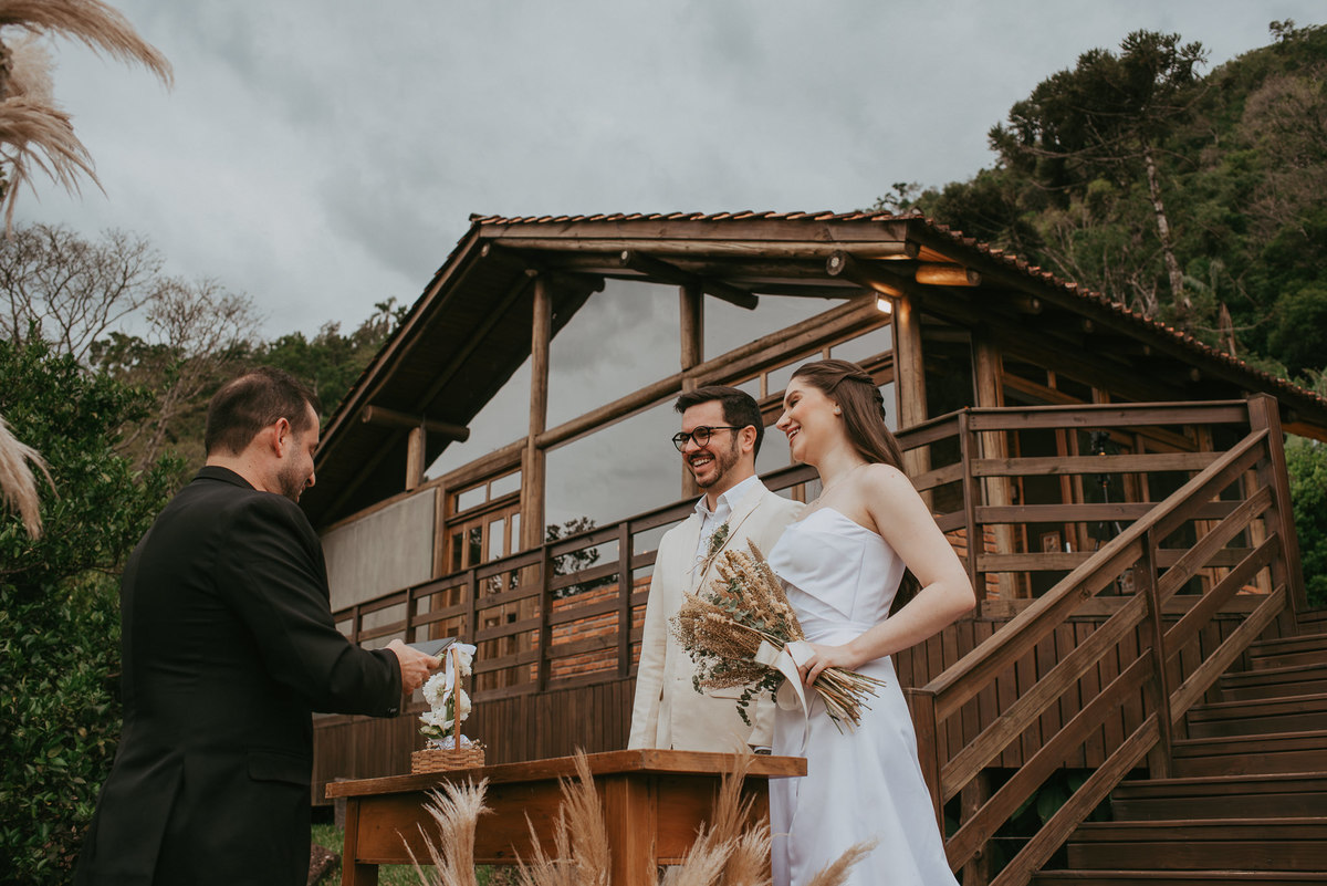 Destination wedding na Morada dos Canyons é sobre viver o casamento como ele acontece, sem excessos e com intenção.